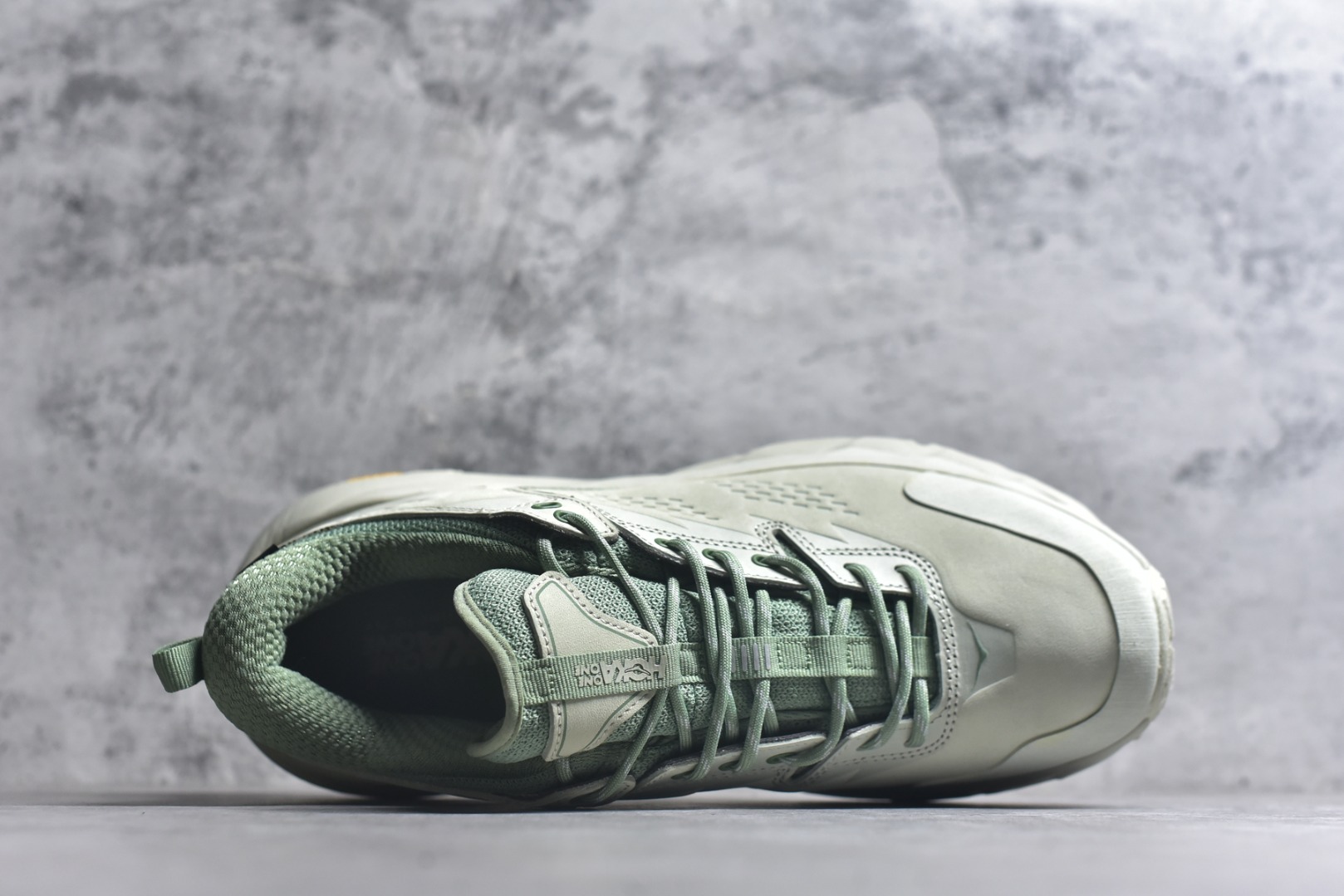 图片[4]-#Hoka One One M KAHA GTX Low 卡哈系列低帮厚底轻量坦克户外登山运动鞋 采用牛巴革与橡胶鞋头打造高度耐磨的支撑型鞋面GORE-TEX防水内靴、Vibram@Megagrip强抓地型外底，为你提供平稳安全的户外体验。 低帮设计轻量有型卡哈低帮GTX沿用了中帮的几何造型和材质，百搭舒适又轻量，更凸显造型优势，轻松玩转四季城市机能潮流。 货号：1123114 / CTBS 尺码36-47-选品中心