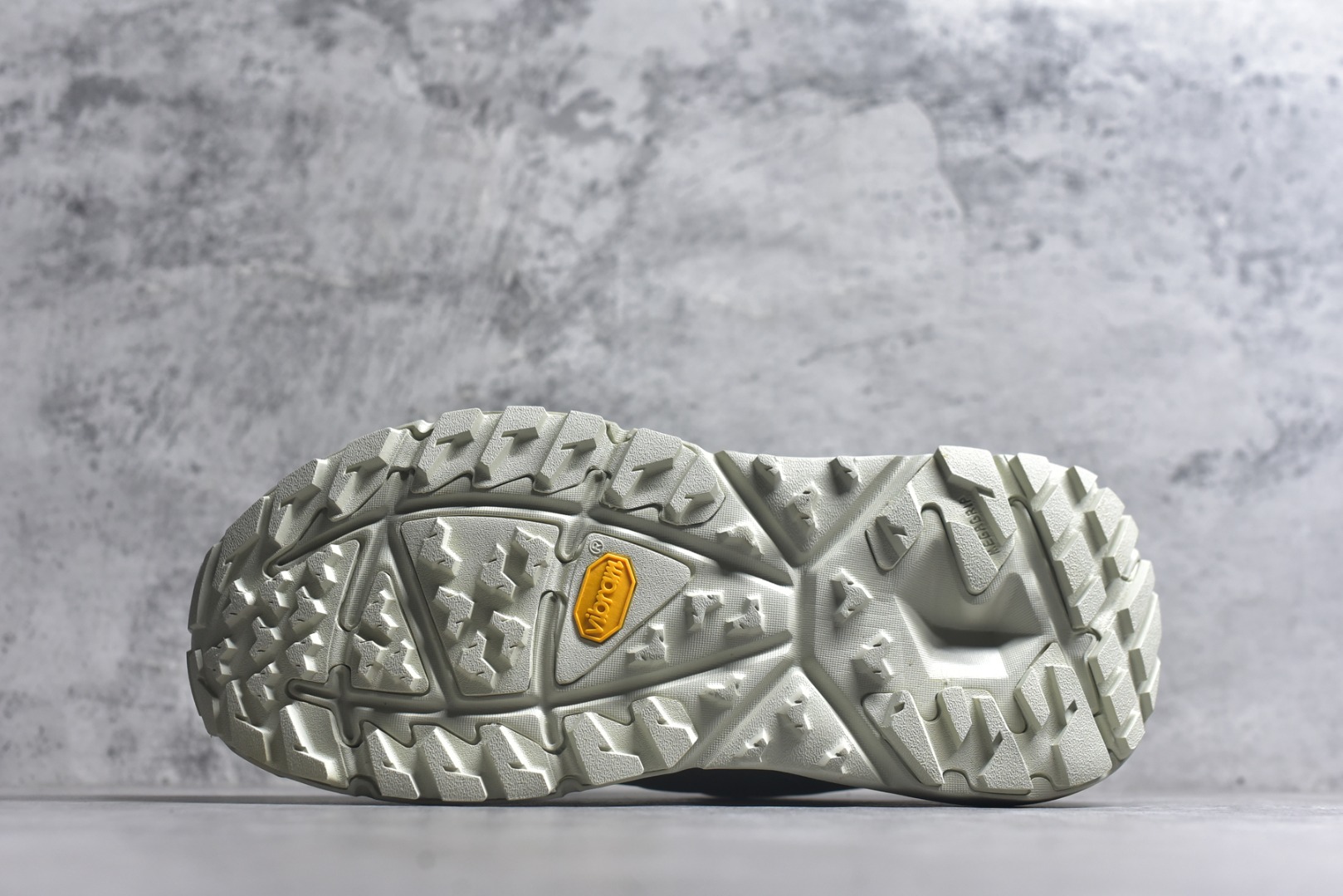 图片[6]-#Hoka One One M KAHA GTX Low 卡哈系列低帮厚底轻量坦克户外登山运动鞋 采用牛巴革与橡胶鞋头打造高度耐磨的支撑型鞋面GORE-TEX防水内靴、Vibram@Megagrip强抓地型外底，为你提供平稳安全的户外体验。 低帮设计轻量有型卡哈低帮GTX沿用了中帮的几何造型和材质，百搭舒适又轻量，更凸显造型优势，轻松玩转四季城市机能潮流。 货号：1123114 / CTBS 尺码36-47-选品中心