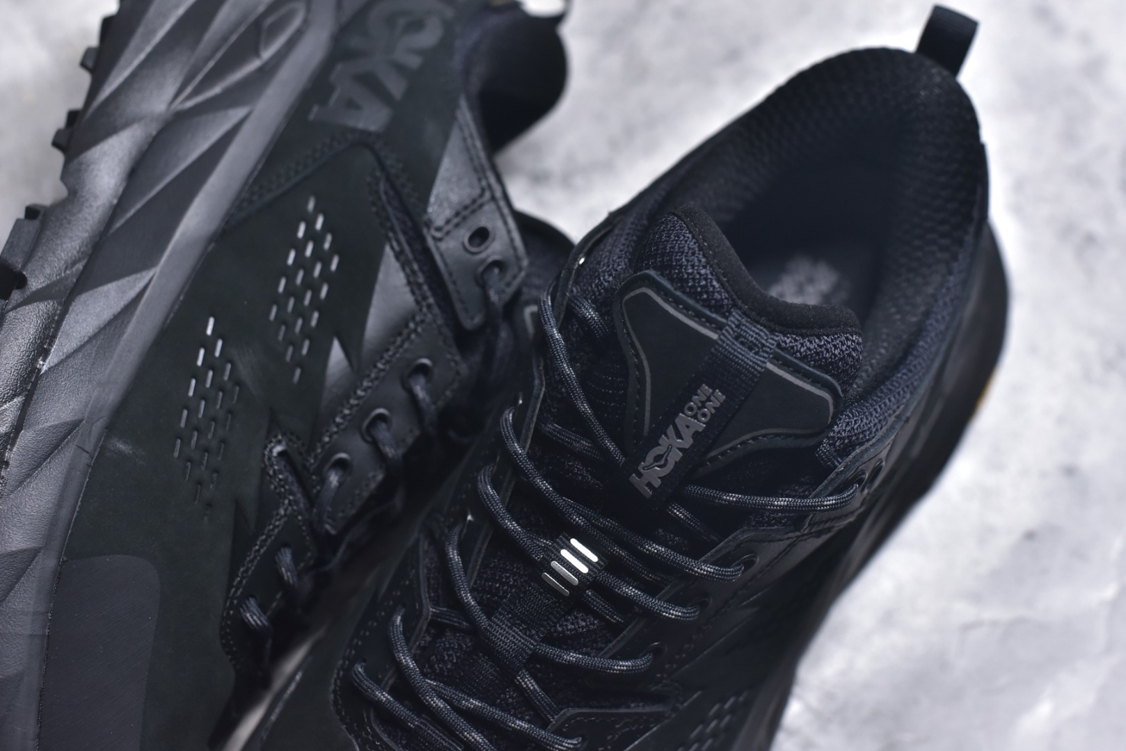 图片[9]-#Hoka One One M KAHA GTX Low 卡哈系列低帮厚底轻量坦克户外登山运动鞋 采用牛巴革与橡胶鞋头打造高度耐磨的支撑型鞋面GORE-TEX防水内靴、Vibram@Megagrip强抓地型外底，为你提供平稳安全的户外体验。 低帮设计轻量有型卡哈低帮GTX沿用了中帮的几何造型和材质，百搭舒适又轻量，更凸显造型优势，轻松玩转四季城市机能潮流。 货号：1118586/BCCG 尺码36-47-选品中心