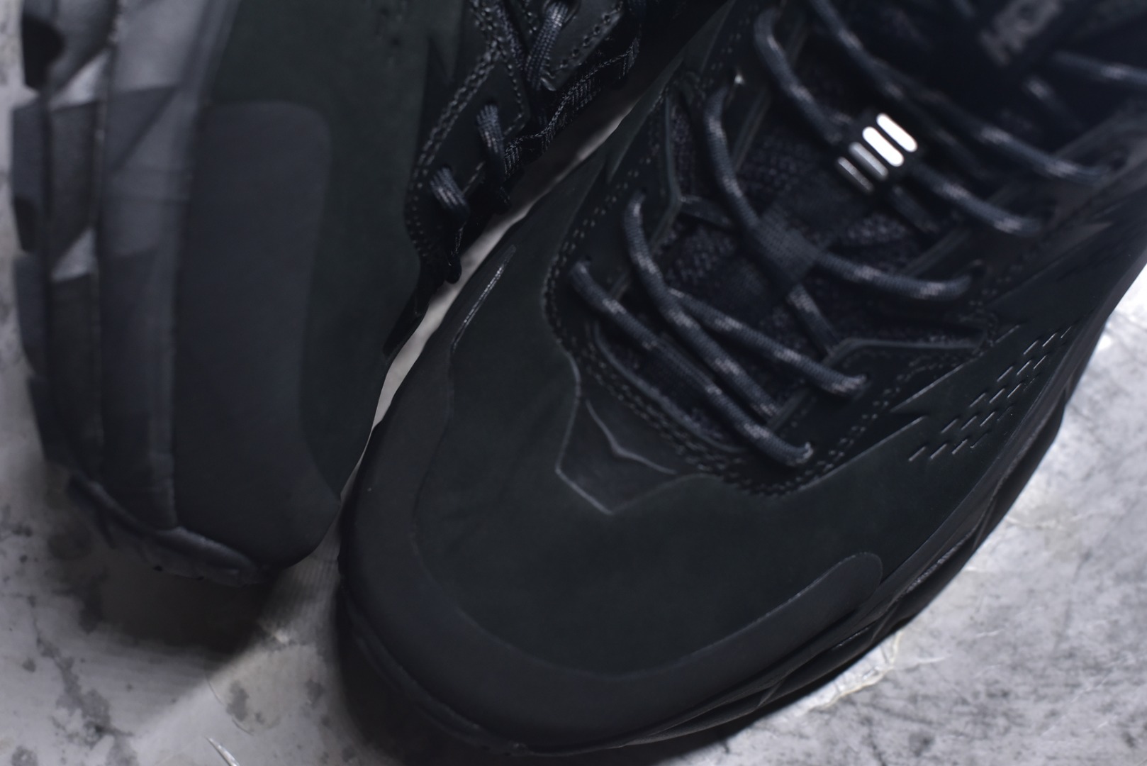 图片[8]-#Hoka One One M KAHA GTX Low 卡哈系列低帮厚底轻量坦克户外登山运动鞋 采用牛巴革与橡胶鞋头打造高度耐磨的支撑型鞋面GORE-TEX防水内靴、Vibram@Megagrip强抓地型外底，为你提供平稳安全的户外体验。 低帮设计轻量有型卡哈低帮GTX沿用了中帮的几何造型和材质，百搭舒适又轻量，更凸显造型优势，轻松玩转四季城市机能潮流。 货号：1118586/BCCG 尺码36-47-选品中心