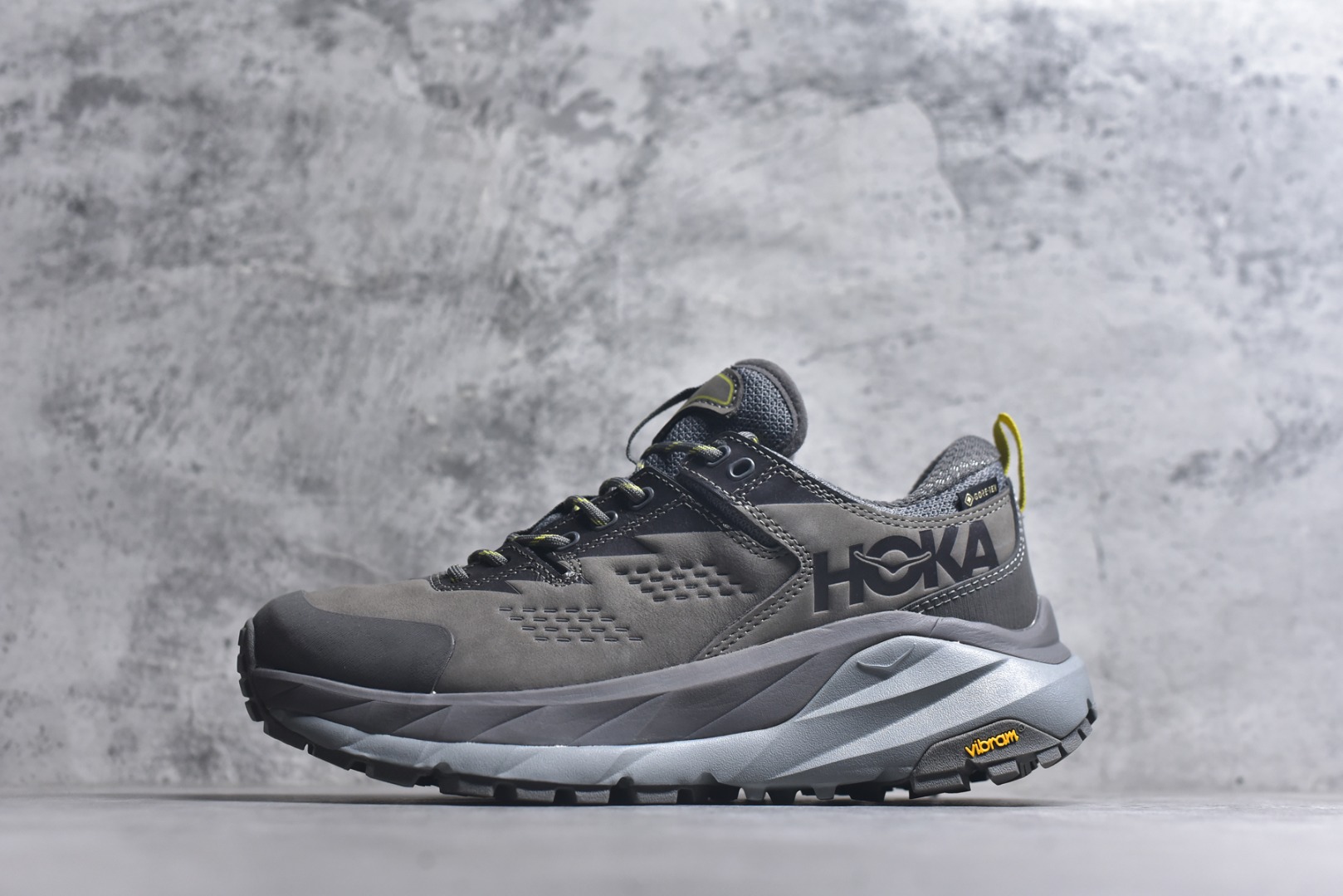 #Hoka One One M KAHA GTX Low 卡哈系列低帮厚底轻量坦克户外登山运动鞋 采用牛巴革与橡胶鞋头打造高度耐磨的支撑型鞋面GORE-TEX防水内靴、Vibram@Megagrip强抓地型外底，为你提供平稳安全的户外体验。 低帮设计轻量有型卡哈低帮GTX沿用了中帮的几何造型和材质，百搭舒适又轻量，更凸显造型优势，轻松玩转四季城市机能潮流。 货号：1118586/CGGS 尺码36-47-选品中心