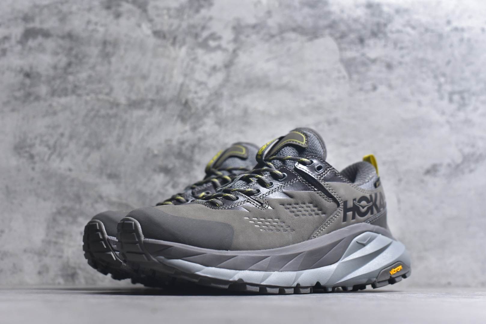 图片[2]-#Hoka One One M KAHA GTX Low 卡哈系列低帮厚底轻量坦克户外登山运动鞋 采用牛巴革与橡胶鞋头打造高度耐磨的支撑型鞋面GORE-TEX防水内靴、Vibram@Megagrip强抓地型外底，为你提供平稳安全的户外体验。 低帮设计轻量有型卡哈低帮GTX沿用了中帮的几何造型和材质，百搭舒适又轻量，更凸显造型优势，轻松玩转四季城市机能潮流。 货号：1118586/CGGS 尺码36-47-选品中心