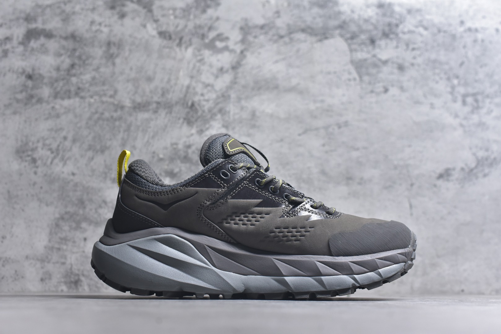 图片[3]-#Hoka One One M KAHA GTX Low 卡哈系列低帮厚底轻量坦克户外登山运动鞋 采用牛巴革与橡胶鞋头打造高度耐磨的支撑型鞋面GORE-TEX防水内靴、Vibram@Megagrip强抓地型外底，为你提供平稳安全的户外体验。 低帮设计轻量有型卡哈低帮GTX沿用了中帮的几何造型和材质，百搭舒适又轻量，更凸显造型优势，轻松玩转四季城市机能潮流。 货号：1118586/CGGS 尺码36-47-选品中心