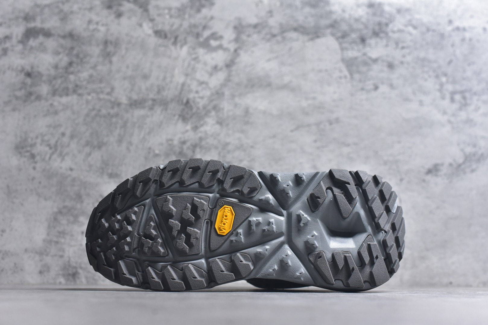 图片[6]-#Hoka One One M KAHA GTX Low 卡哈系列低帮厚底轻量坦克户外登山运动鞋 采用牛巴革与橡胶鞋头打造高度耐磨的支撑型鞋面GORE-TEX防水内靴、Vibram@Megagrip强抓地型外底，为你提供平稳安全的户外体验。 低帮设计轻量有型卡哈低帮GTX沿用了中帮的几何造型和材质，百搭舒适又轻量，更凸显造型优势，轻松玩转四季城市机能潮流。 货号：1118586/CGGS 尺码36-47-选品中心