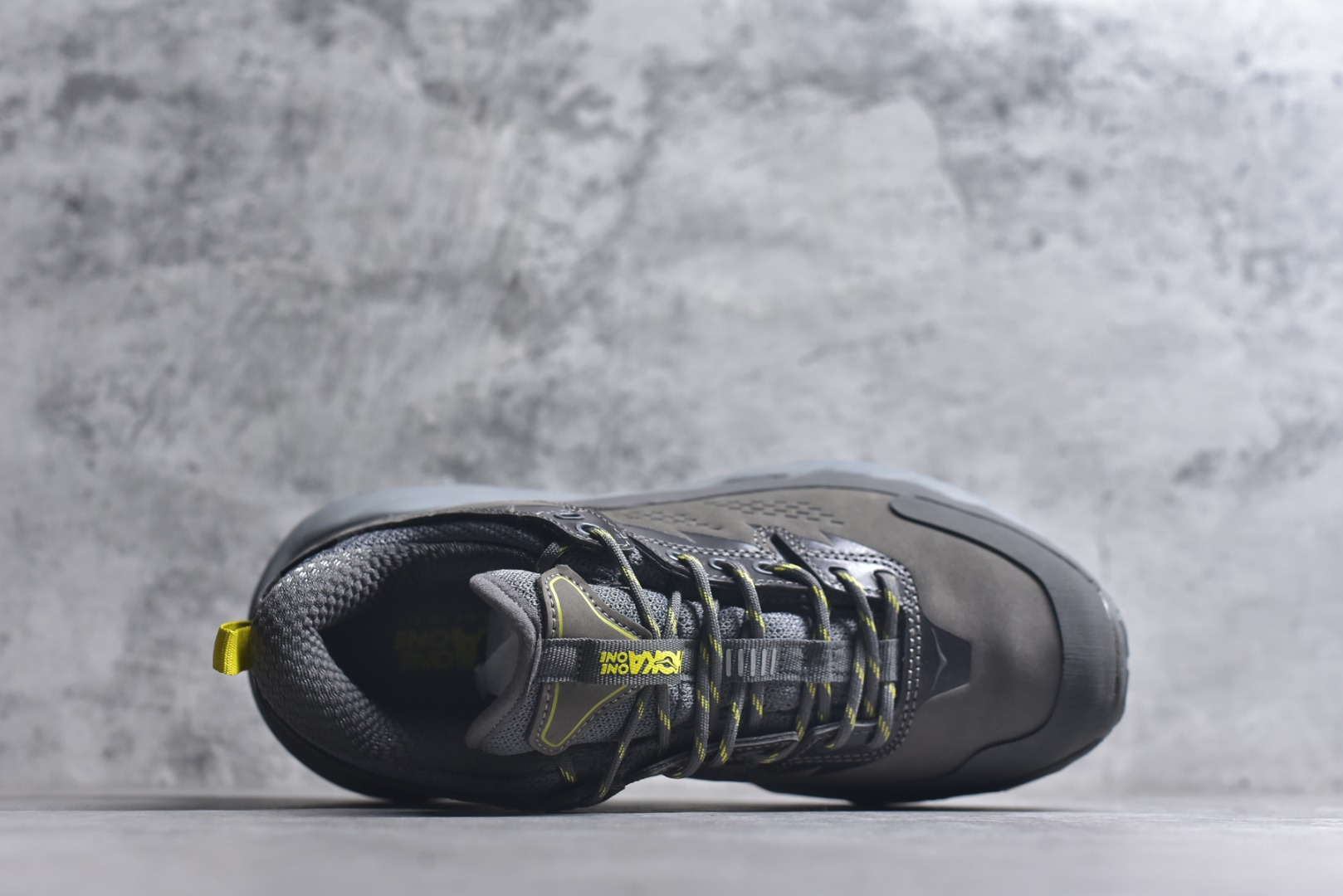 图片[4]-#Hoka One One M KAHA GTX Low 卡哈系列低帮厚底轻量坦克户外登山运动鞋 采用牛巴革与橡胶鞋头打造高度耐磨的支撑型鞋面GORE-TEX防水内靴、Vibram@Megagrip强抓地型外底，为你提供平稳安全的户外体验。 低帮设计轻量有型卡哈低帮GTX沿用了中帮的几何造型和材质，百搭舒适又轻量，更凸显造型优势，轻松玩转四季城市机能潮流。 货号：1118586/CGGS 尺码36-47-选品中心