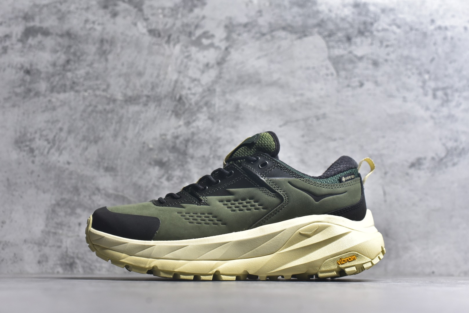 #Hoka One One M KAHA GTX Low 卡哈系列低帮厚底轻量坦克户外登山运动鞋 采用牛巴革与橡胶鞋头打造高度耐磨的支撑型鞋面GORE-TEX防水内靴、Vibram@Megagrip强抓地型外底，为你提供平稳安全的户外体验。 低帮设计轻量有型卡哈低帮GTX沿用了中帮的几何造型和材质，百搭舒适又轻量，更凸显造型优势，轻松玩转四季城市机能潮流。 货号：1155730/CVF 尺码36-47-选品中心