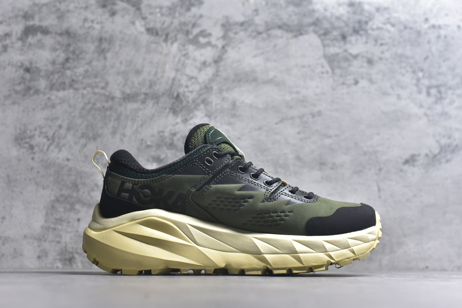 图片[3]-#Hoka One One M KAHA GTX Low 卡哈系列低帮厚底轻量坦克户外登山运动鞋 采用牛巴革与橡胶鞋头打造高度耐磨的支撑型鞋面GORE-TEX防水内靴、Vibram@Megagrip强抓地型外底，为你提供平稳安全的户外体验。 低帮设计轻量有型卡哈低帮GTX沿用了中帮的几何造型和材质，百搭舒适又轻量，更凸显造型优势，轻松玩转四季城市机能潮流。 货号：1155730/CVF 尺码36-47-选品中心