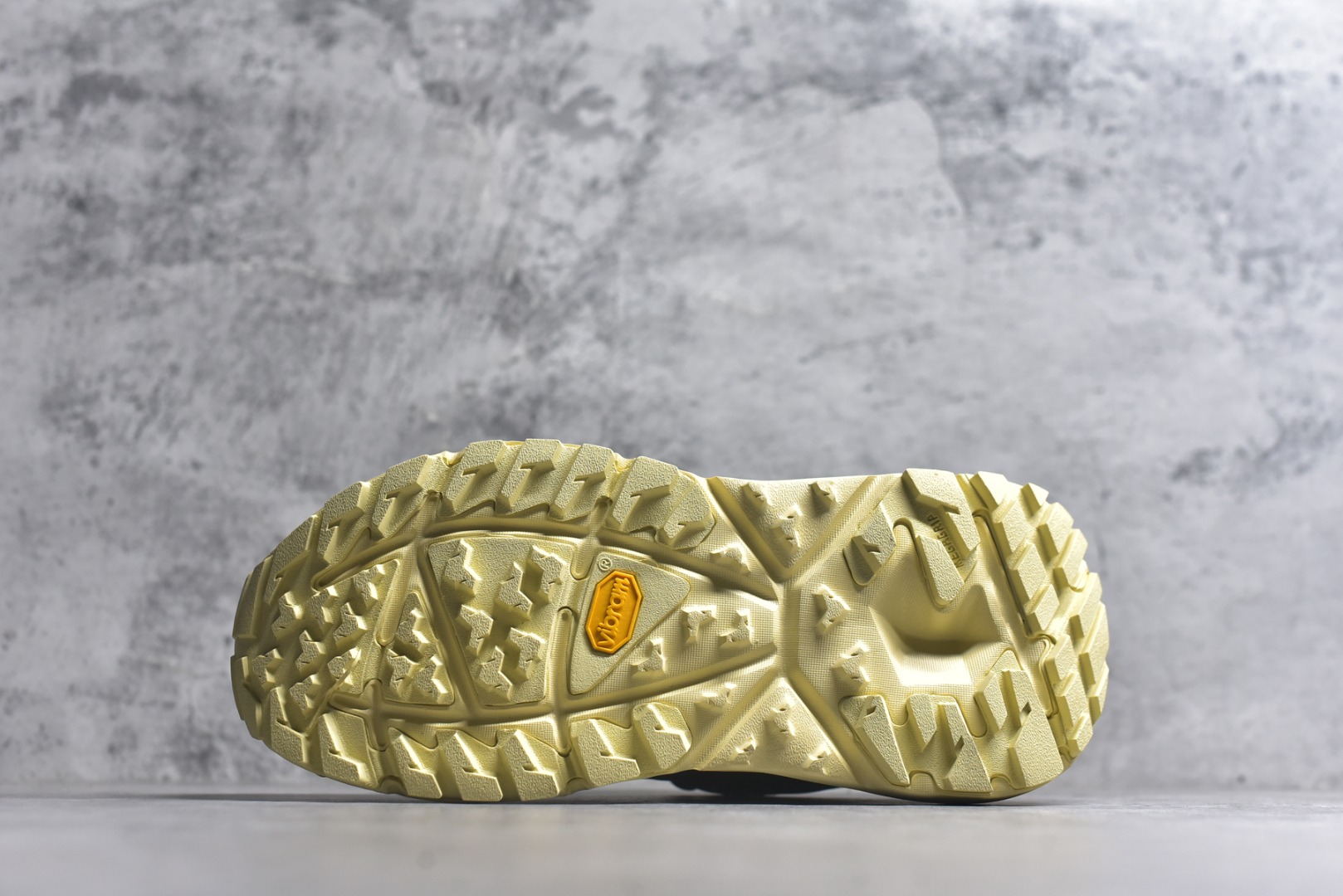 图片[6]-#Hoka One One M KAHA GTX Low 卡哈系列低帮厚底轻量坦克户外登山运动鞋 采用牛巴革与橡胶鞋头打造高度耐磨的支撑型鞋面GORE-TEX防水内靴、Vibram@Megagrip强抓地型外底，为你提供平稳安全的户外体验。 低帮设计轻量有型卡哈低帮GTX沿用了中帮的几何造型和材质，百搭舒适又轻量，更凸显造型优势，轻松玩转四季城市机能潮流。 货号：1155730/CVF 尺码36-47-选品中心