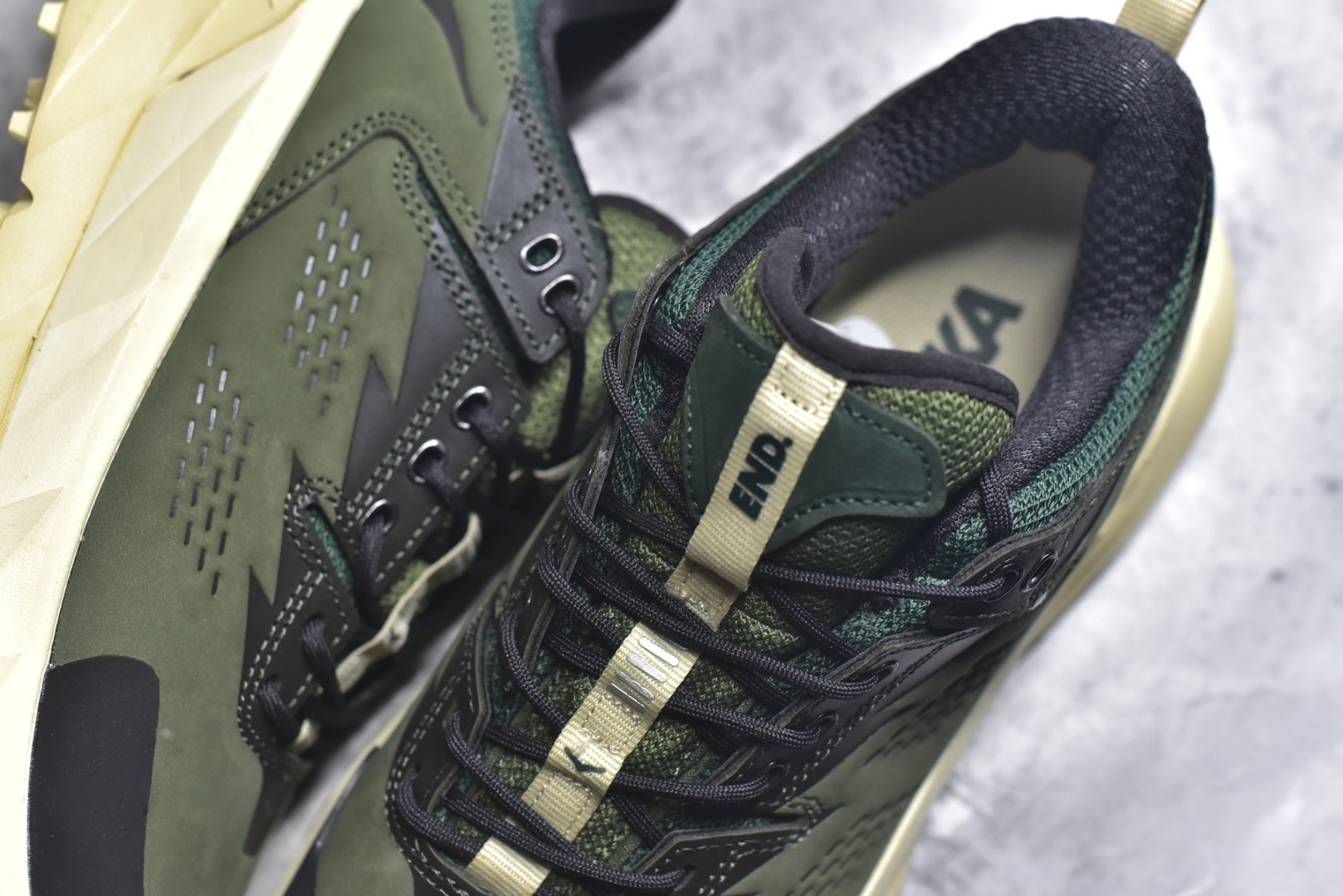 图片[9]-#Hoka One One M KAHA GTX Low 卡哈系列低帮厚底轻量坦克户外登山运动鞋 采用牛巴革与橡胶鞋头打造高度耐磨的支撑型鞋面GORE-TEX防水内靴、Vibram@Megagrip强抓地型外底，为你提供平稳安全的户外体验。 低帮设计轻量有型卡哈低帮GTX沿用了中帮的几何造型和材质，百搭舒适又轻量，更凸显造型优势，轻松玩转四季城市机能潮流。 货号：1155730/CVF 尺码36-47-选品中心