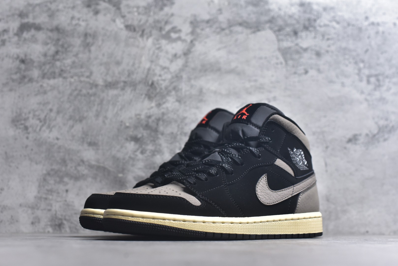 图片[2]-#Air Jordan AJ1 Mid 中帮 IB7110-002 原厂内置全掌气垫 A模大底 头层小牛皮 鞋舌AJ原厂专用牛津布+AJ专用反口珍珠布+原厂无杂质高弹内里海棉 特殊封边弹力鞋带 全网唯一头层牛皮 原鞋开模 拒绝公底 购置公司同步原材料 原汁原味 忠于原版️尺码：36 36.5 37.5 38 38.5 39 40 40.5 41 42 42.5 43 44 44.5 45 46-选品中心