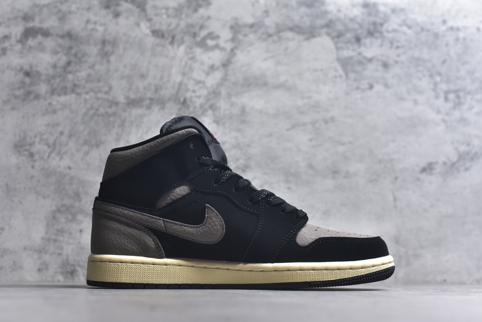 图片[3]-#Air Jordan AJ1 Mid 中帮 IB7110-002 原厂内置全掌气垫 A模大底 头层小牛皮 鞋舌AJ原厂专用牛津布+AJ专用反口珍珠布+原厂无杂质高弹内里海棉 特殊封边弹力鞋带 全网唯一头层牛皮 原鞋开模 拒绝公底 购置公司同步原材料 原汁原味 忠于原版️尺码：36 36.5 37.5 38 38.5 39 40 40.5 41 42 42.5 43 44 44.5 45 46-选品中心