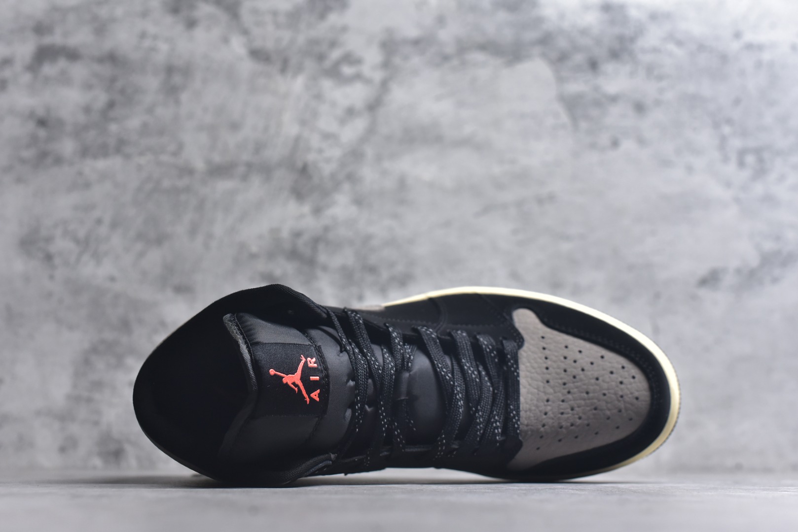 图片[4]-#Air Jordan AJ1 Mid 中帮 IB7110-002 原厂内置全掌气垫 A模大底 头层小牛皮 鞋舌AJ原厂专用牛津布+AJ专用反口珍珠布+原厂无杂质高弹内里海棉 特殊封边弹力鞋带 全网唯一头层牛皮 原鞋开模 拒绝公底 购置公司同步原材料 原汁原味 忠于原版️尺码：36 36.5 37.5 38 38.5 39 40 40.5 41 42 42.5 43 44 44.5 45 46-选品中心