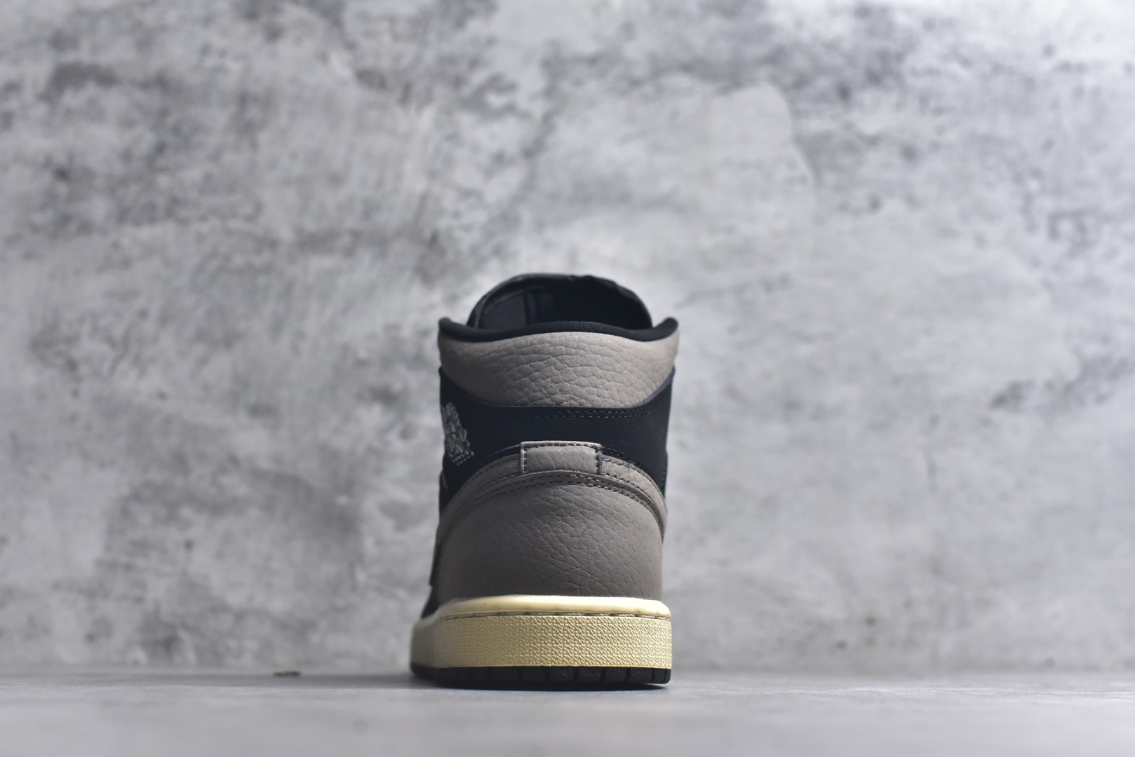 图片[5]-#Air Jordan AJ1 Mid 中帮 IB7110-002 原厂内置全掌气垫 A模大底 头层小牛皮 鞋舌AJ原厂专用牛津布+AJ专用反口珍珠布+原厂无杂质高弹内里海棉 特殊封边弹力鞋带 全网唯一头层牛皮 原鞋开模 拒绝公底 购置公司同步原材料 原汁原味 忠于原版️尺码：36 36.5 37.5 38 38.5 39 40 40.5 41 42 42.5 43 44 44.5 45 46-选品中心