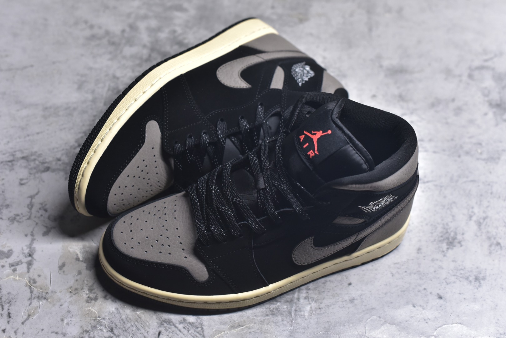 图片[7]-#Air Jordan AJ1 Mid 中帮 IB7110-002 原厂内置全掌气垫 A模大底 头层小牛皮 鞋舌AJ原厂专用牛津布+AJ专用反口珍珠布+原厂无杂质高弹内里海棉 特殊封边弹力鞋带 全网唯一头层牛皮 原鞋开模 拒绝公底 购置公司同步原材料 原汁原味 忠于原版️尺码：36 36.5 37.5 38 38.5 39 40 40.5 41 42 42.5 43 44 44.5 45 46-选品中心