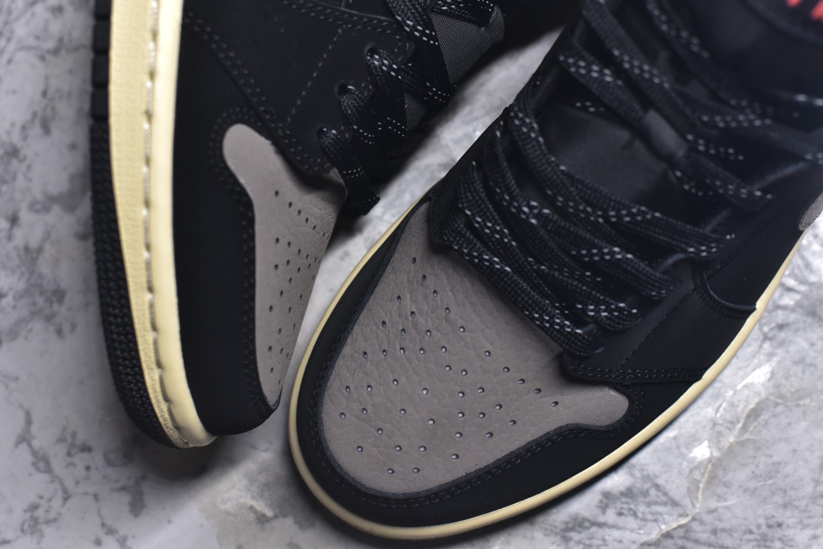 图片[8]-#Air Jordan AJ1 Mid 中帮 IB7110-002 原厂内置全掌气垫 A模大底 头层小牛皮 鞋舌AJ原厂专用牛津布+AJ专用反口珍珠布+原厂无杂质高弹内里海棉 特殊封边弹力鞋带 全网唯一头层牛皮 原鞋开模 拒绝公底 购置公司同步原材料 原汁原味 忠于原版️尺码：36 36.5 37.5 38 38.5 39 40 40.5 41 42 42.5 43 44 44.5 45 46-选品中心