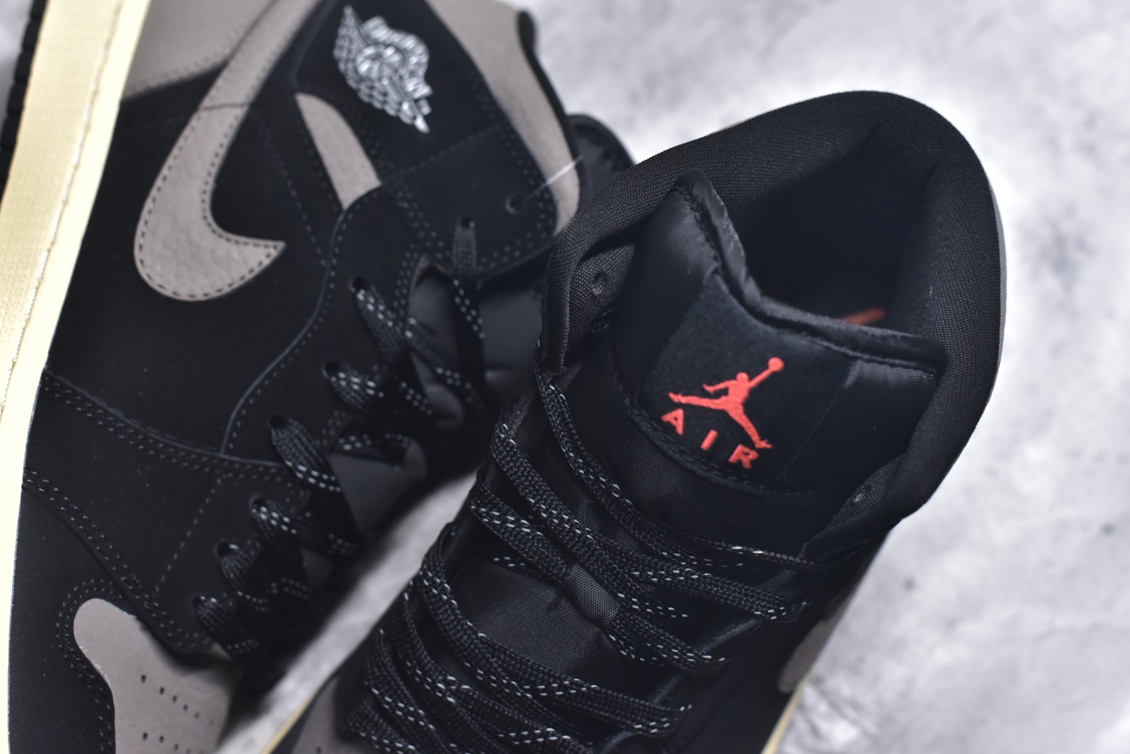 图片[9]-#Air Jordan AJ1 Mid 中帮 IB7110-002 原厂内置全掌气垫 A模大底 头层小牛皮 鞋舌AJ原厂专用牛津布+AJ专用反口珍珠布+原厂无杂质高弹内里海棉 特殊封边弹力鞋带 全网唯一头层牛皮 原鞋开模 拒绝公底 购置公司同步原材料 原汁原味 忠于原版️尺码：36 36.5 37.5 38 38.5 39 40 40.5 41 42 42.5 43 44 44.5 45 46-选品中心