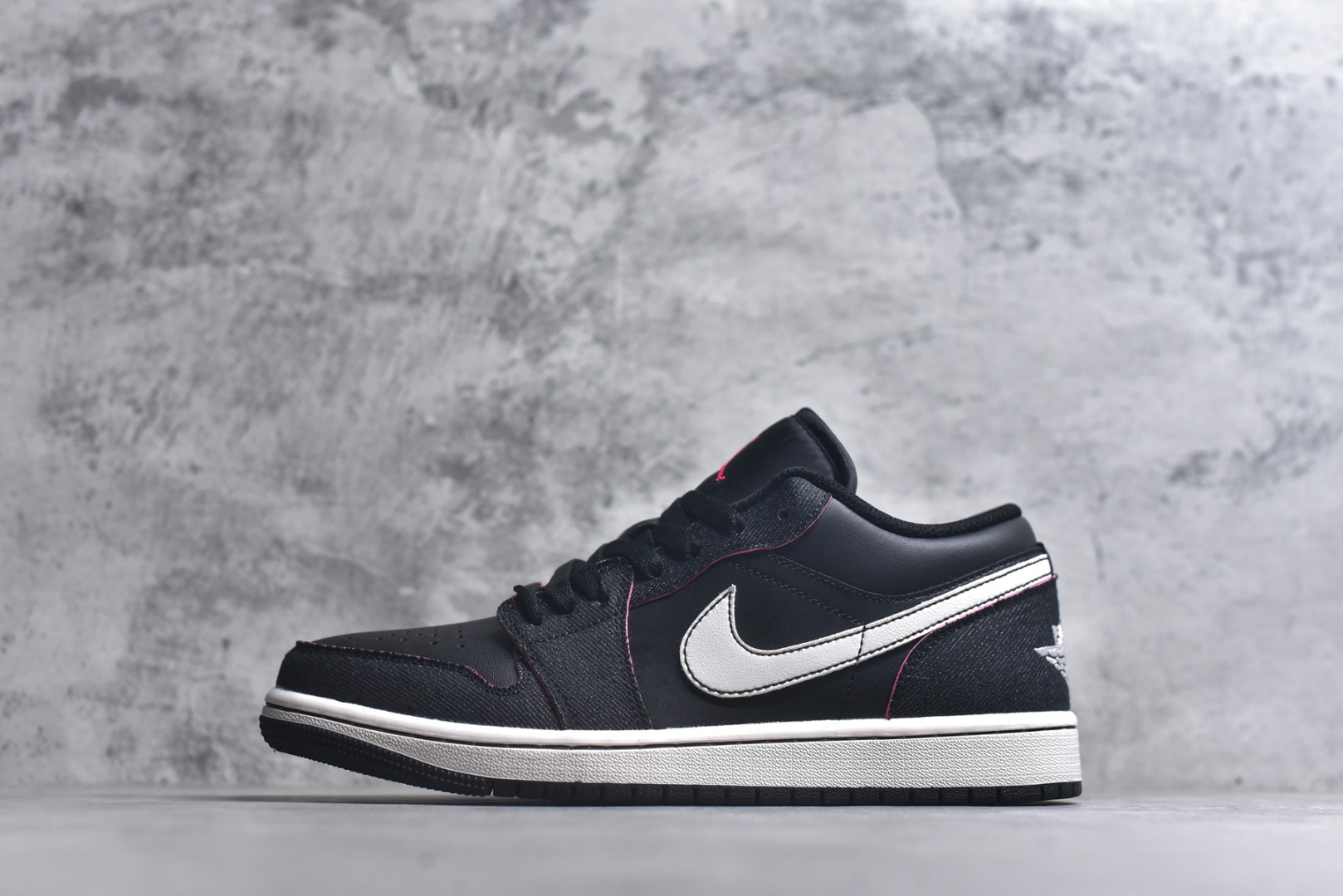 #Air Jordan AJ1 Low 低帮 IR0842-010 全新流水线出品 DT版本唯一平替选择 市场第二梯队最强版 全部原鞋开发 原楦原纸板开发 全鞋电脑针车 原厂内置全掌气垫 原盒内在原标 唯一Zp原版鞋带绑法 免检产品 全新2022版型 全头层皮料 完美零毛边处理 原厂配置全掌气垫 价格定位良心 几十个配色陆续出货 实拍调校N版已经零色差零失真 百分百还原实物色彩所见即所得 不存在货不对板色差等低级问题 选购参考实物拍摄 不混卖不参货 只用心做好货严格选品 承诺混一赔十 尺码：36 36.5 37.5 38 38.5 39 40 40.5 41 42 42.5 43 44 44.5 45 46-选品中心