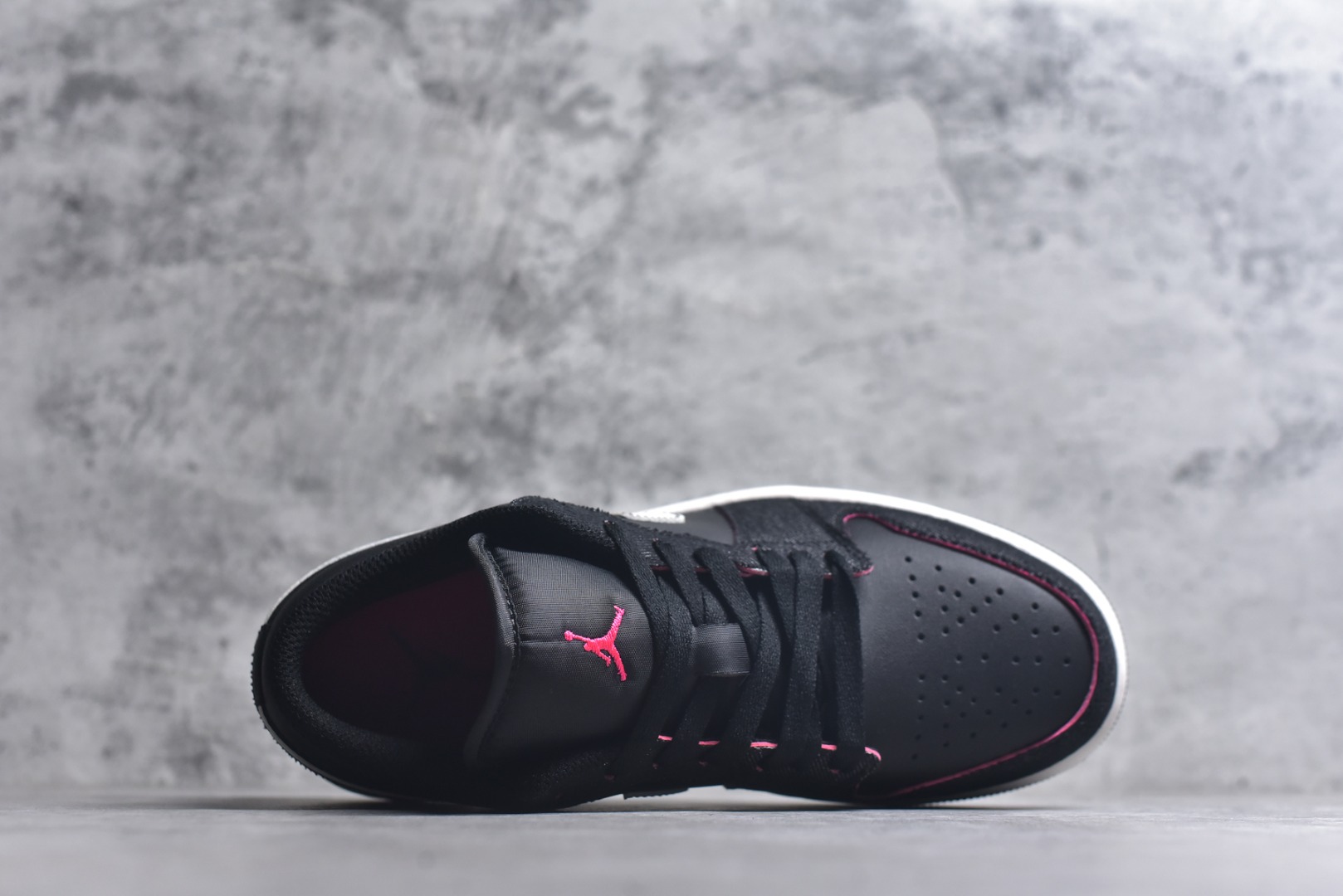 图片[4]-#Air Jordan AJ1 Low 低帮 IR0842-010 全新流水线出品 DT版本唯一平替选择 市场第二梯队最强版 全部原鞋开发 原楦原纸板开发 全鞋电脑针车 原厂内置全掌气垫 原盒内在原标 唯一Zp原版鞋带绑法 免检产品 全新2022版型 全头层皮料 完美零毛边处理 原厂配置全掌气垫 价格定位良心 几十个配色陆续出货 实拍调校N版已经零色差零失真 百分百还原实物色彩所见即所得 不存在货不对板色差等低级问题 选购参考实物拍摄 不混卖不参货 只用心做好货严格选品 承诺混一赔十 尺码：36 36.5 37.5 38 38.5 39 40 40.5 41 42 42.5 43 44 44.5 45 46-选品中心