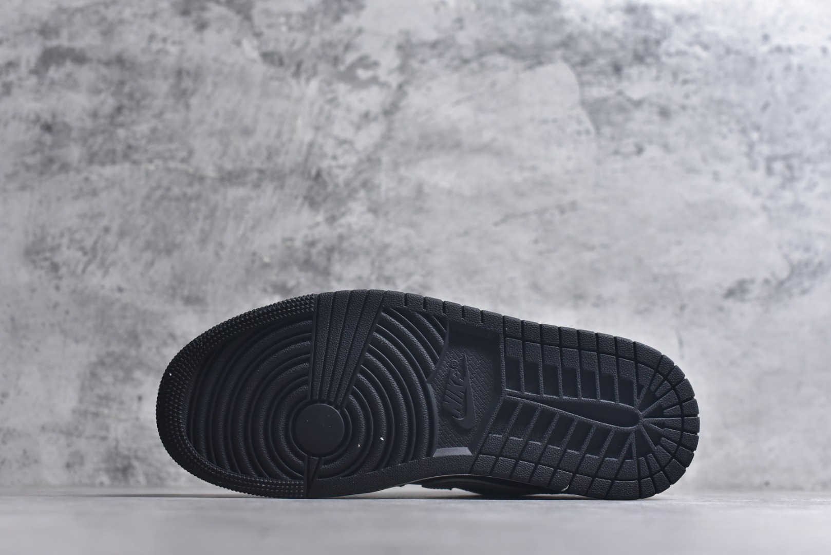 图片[6]-#Air Jordan AJ1 Low 低帮 IR0842-010 全新流水线出品 DT版本唯一平替选择 市场第二梯队最强版 全部原鞋开发 原楦原纸板开发 全鞋电脑针车 原厂内置全掌气垫 原盒内在原标 唯一Zp原版鞋带绑法 免检产品 全新2022版型 全头层皮料 完美零毛边处理 原厂配置全掌气垫 价格定位良心 几十个配色陆续出货 实拍调校N版已经零色差零失真 百分百还原实物色彩所见即所得 不存在货不对板色差等低级问题 选购参考实物拍摄 不混卖不参货 只用心做好货严格选品 承诺混一赔十 尺码：36 36.5 37.5 38 38.5 39 40 40.5 41 42 42.5 43 44 44.5 45 46-选品中心