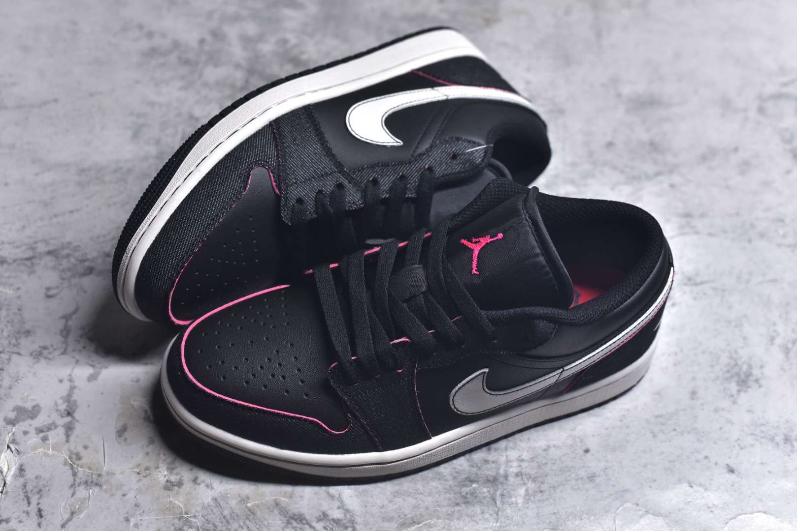 图片[7]-#Air Jordan AJ1 Low 低帮 IR0842-010 全新流水线出品 DT版本唯一平替选择 市场第二梯队最强版 全部原鞋开发 原楦原纸板开发 全鞋电脑针车 原厂内置全掌气垫 原盒内在原标 唯一Zp原版鞋带绑法 免检产品 全新2022版型 全头层皮料 完美零毛边处理 原厂配置全掌气垫 价格定位良心 几十个配色陆续出货 实拍调校N版已经零色差零失真 百分百还原实物色彩所见即所得 不存在货不对板色差等低级问题 选购参考实物拍摄 不混卖不参货 只用心做好货严格选品 承诺混一赔十 尺码：36 36.5 37.5 38 38.5 39 40 40.5 41 42 42.5 43 44 44.5 45 46-选品中心