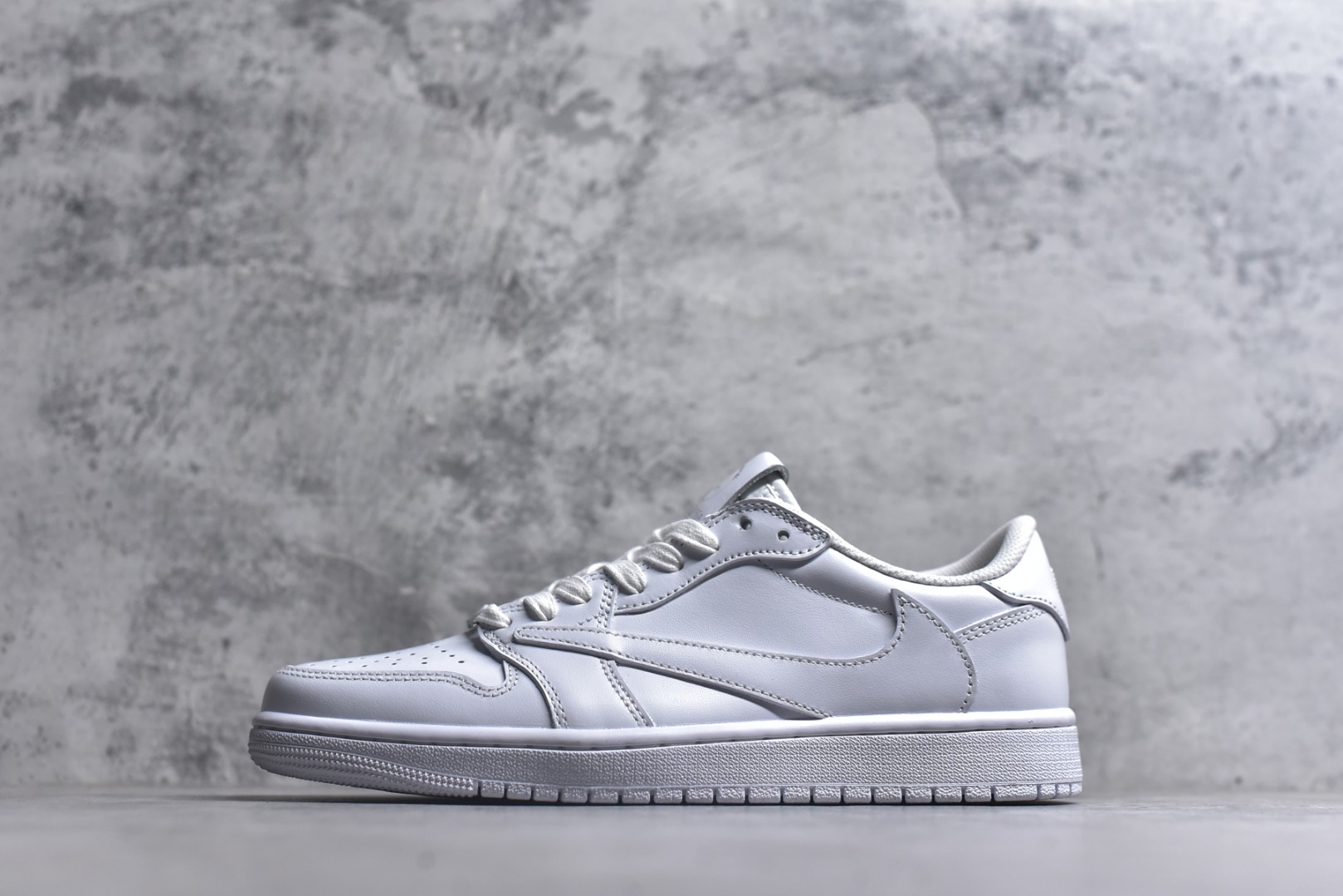 #Travis Scott x Air Jordan AJ1 Low SP TS联名纯白倒钩低帮 TD1228-111 全系列配色 外贸特供批次 新配色不断更新开发 市场中端王者 全套原纸板楦头开发 确保原汁原味 完美呈现一代版型 一比一鞋头弧度高度鞋身弧度 此版本只针对中端市场 细节品控鞋型随意秒杀市面同价位 鞋型完美 不臃肿别扭 头层皮料加持 用料绝不含糊 进口玻璃冲刀皮料裁剪零毛边 电脑针车工艺 超高鞋面清洁度 最高QC检验标准 控制溢胶瑕疵 原盒原配 飞翼3D高频深度立体 工艺方面大到整体鞋型 漏斗收腰 底线拉帮 LOGO立体程度 小到针眼排布 载片对称 冲孔效果 鞋标规范 鞋垫背胶等等 无一不是口碑收割 每双都是一个回头客 尺码：36 36.5 37.5 38 38.5 39 40 40.5 41 42 42.5 43 44 44.5 45 46 47.5-选品中心