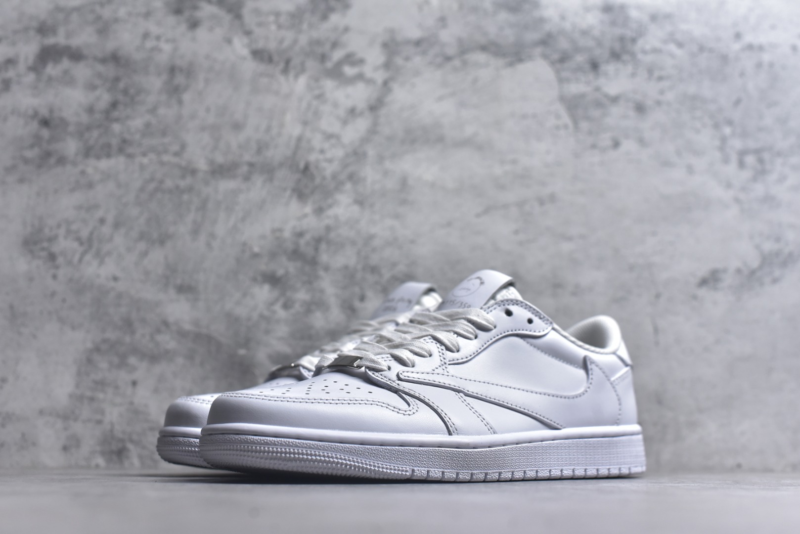 图片[2]-#Travis Scott x Air Jordan AJ1 Low SP TS联名纯白倒钩低帮 TD1228-111 全系列配色 外贸特供批次 新配色不断更新开发 市场中端王者 全套原纸板楦头开发 确保原汁原味 完美呈现一代版型 一比一鞋头弧度高度鞋身弧度 此版本只针对中端市场 细节品控鞋型随意秒杀市面同价位 鞋型完美 不臃肿别扭 头层皮料加持 用料绝不含糊 进口玻璃冲刀皮料裁剪零毛边 电脑针车工艺 超高鞋面清洁度 最高QC检验标准 控制溢胶瑕疵 原盒原配 飞翼3D高频深度立体 工艺方面大到整体鞋型 漏斗收腰 底线拉帮 LOGO立体程度 小到针眼排布 载片对称 冲孔效果 鞋标规范 鞋垫背胶等等 无一不是口碑收割 每双都是一个回头客 尺码：36 36.5 37.5 38 38.5 39 40 40.5 41 42 42.5 43 44 44.5 45 46 47.5-选品中心