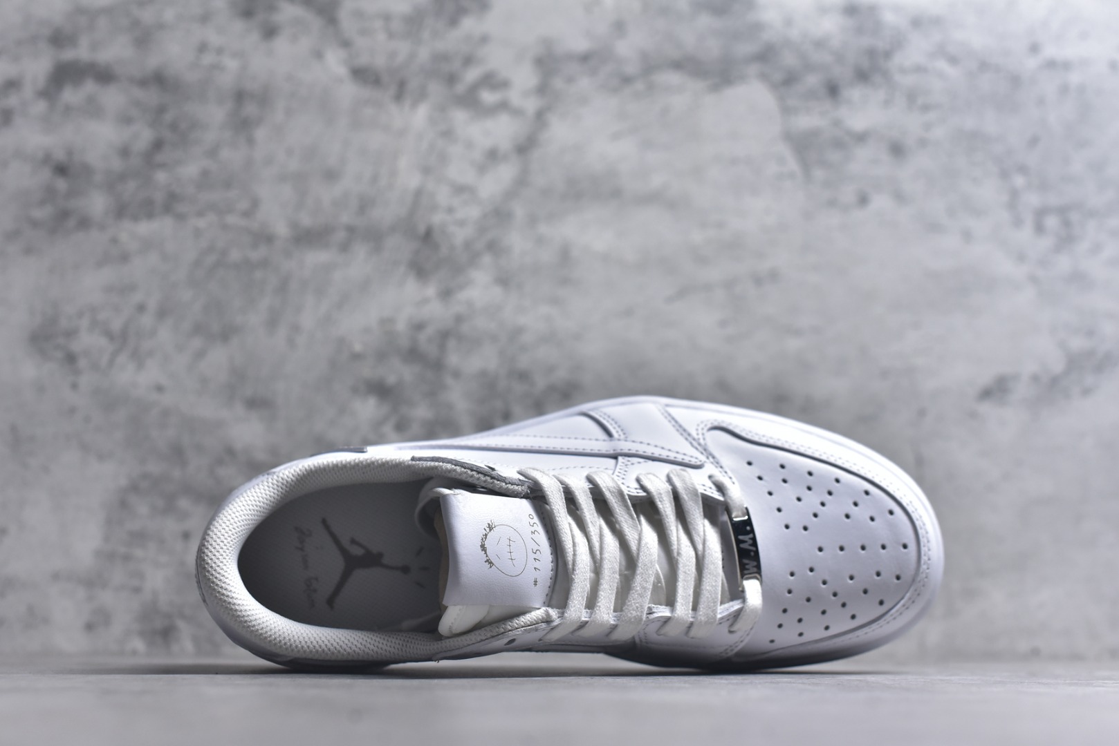 图片[4]-#Travis Scott x Air Jordan AJ1 Low SP TS联名纯白倒钩低帮 TD1228-111 全系列配色 外贸特供批次 新配色不断更新开发 市场中端王者 全套原纸板楦头开发 确保原汁原味 完美呈现一代版型 一比一鞋头弧度高度鞋身弧度 此版本只针对中端市场 细节品控鞋型随意秒杀市面同价位 鞋型完美 不臃肿别扭 头层皮料加持 用料绝不含糊 进口玻璃冲刀皮料裁剪零毛边 电脑针车工艺 超高鞋面清洁度 最高QC检验标准 控制溢胶瑕疵 原盒原配 飞翼3D高频深度立体 工艺方面大到整体鞋型 漏斗收腰 底线拉帮 LOGO立体程度 小到针眼排布 载片对称 冲孔效果 鞋标规范 鞋垫背胶等等 无一不是口碑收割 每双都是一个回头客 尺码：36 36.5 37.5 38 38.5 39 40 40.5 41 42 42.5 43 44 44.5 45 46 47.5-选品中心