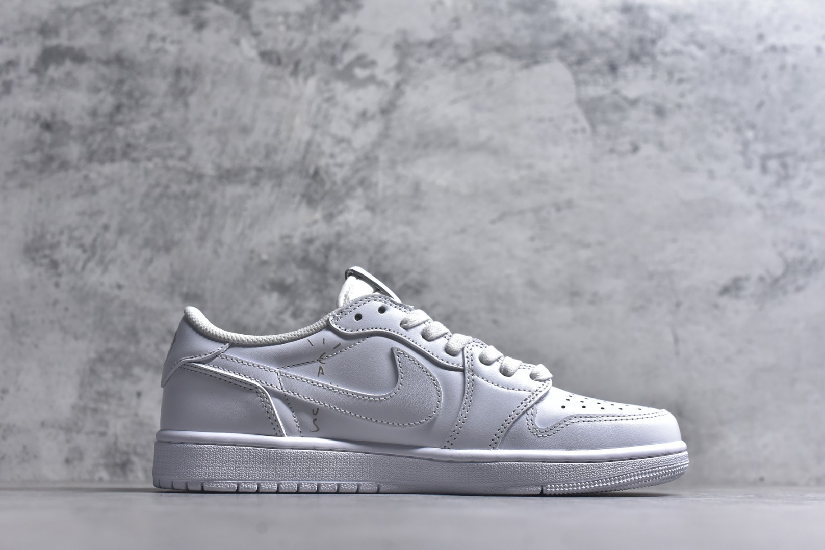 图片[3]-#Travis Scott x Air Jordan AJ1 Low SP TS联名纯白倒钩低帮 TD1228-111 全系列配色 外贸特供批次 新配色不断更新开发 市场中端王者 全套原纸板楦头开发 确保原汁原味 完美呈现一代版型 一比一鞋头弧度高度鞋身弧度 此版本只针对中端市场 细节品控鞋型随意秒杀市面同价位 鞋型完美 不臃肿别扭 头层皮料加持 用料绝不含糊 进口玻璃冲刀皮料裁剪零毛边 电脑针车工艺 超高鞋面清洁度 最高QC检验标准 控制溢胶瑕疵 原盒原配 飞翼3D高频深度立体 工艺方面大到整体鞋型 漏斗收腰 底线拉帮 LOGO立体程度 小到针眼排布 载片对称 冲孔效果 鞋标规范 鞋垫背胶等等 无一不是口碑收割 每双都是一个回头客 尺码：36 36.5 37.5 38 38.5 39 40 40.5 41 42 42.5 43 44 44.5 45 46 47.5-选品中心