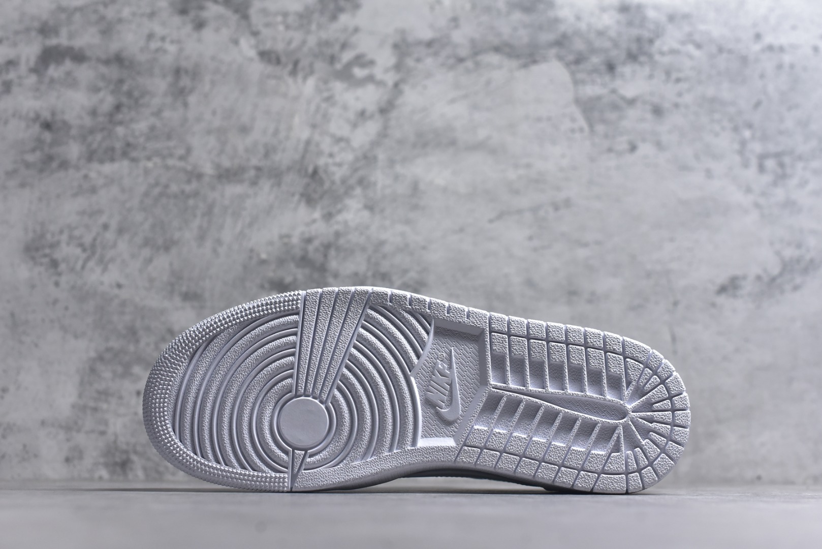 图片[6]-#Travis Scott x Air Jordan AJ1 Low SP TS联名纯白倒钩低帮 TD1228-111 全系列配色 外贸特供批次 新配色不断更新开发 市场中端王者 全套原纸板楦头开发 确保原汁原味 完美呈现一代版型 一比一鞋头弧度高度鞋身弧度 此版本只针对中端市场 细节品控鞋型随意秒杀市面同价位 鞋型完美 不臃肿别扭 头层皮料加持 用料绝不含糊 进口玻璃冲刀皮料裁剪零毛边 电脑针车工艺 超高鞋面清洁度 最高QC检验标准 控制溢胶瑕疵 原盒原配 飞翼3D高频深度立体 工艺方面大到整体鞋型 漏斗收腰 底线拉帮 LOGO立体程度 小到针眼排布 载片对称 冲孔效果 鞋标规范 鞋垫背胶等等 无一不是口碑收割 每双都是一个回头客 尺码：36 36.5 37.5 38 38.5 39 40 40.5 41 42 42.5 43 44 44.5 45 46 47.5-选品中心