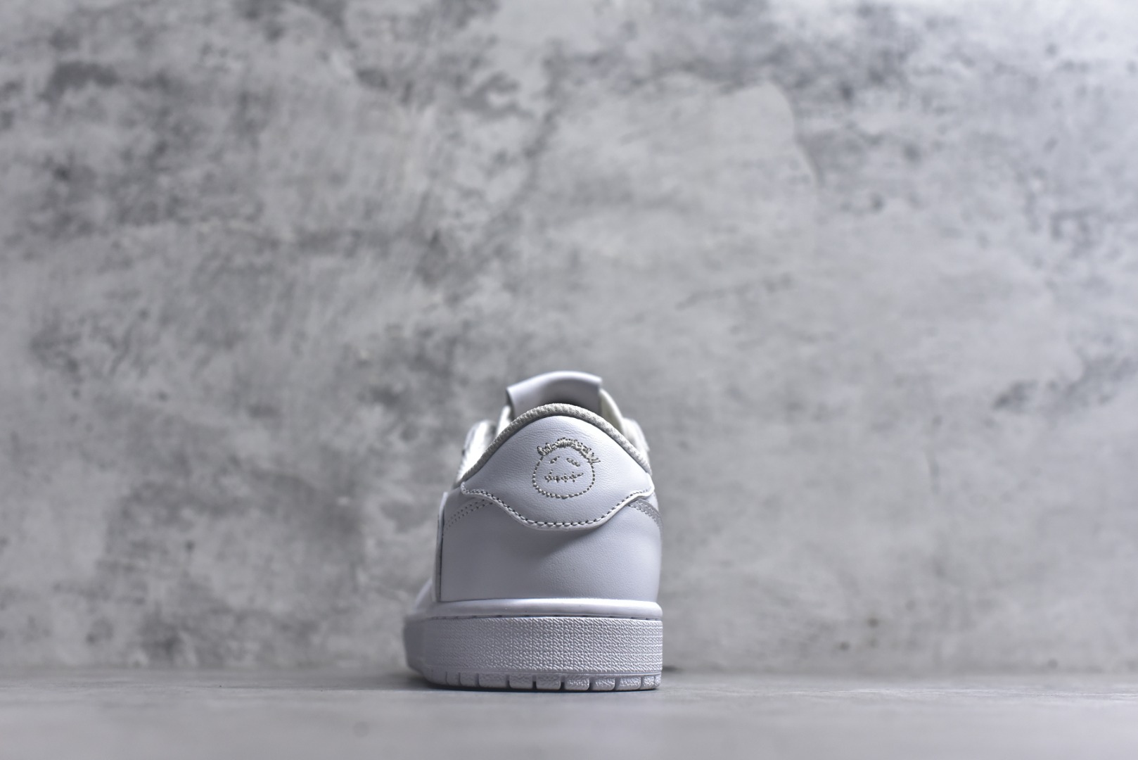 图片[5]-#Travis Scott x Air Jordan AJ1 Low SP TS联名纯白倒钩低帮 TD1228-111 全系列配色 外贸特供批次 新配色不断更新开发 市场中端王者 全套原纸板楦头开发 确保原汁原味 完美呈现一代版型 一比一鞋头弧度高度鞋身弧度 此版本只针对中端市场 细节品控鞋型随意秒杀市面同价位 鞋型完美 不臃肿别扭 头层皮料加持 用料绝不含糊 进口玻璃冲刀皮料裁剪零毛边 电脑针车工艺 超高鞋面清洁度 最高QC检验标准 控制溢胶瑕疵 原盒原配 飞翼3D高频深度立体 工艺方面大到整体鞋型 漏斗收腰 底线拉帮 LOGO立体程度 小到针眼排布 载片对称 冲孔效果 鞋标规范 鞋垫背胶等等 无一不是口碑收割 每双都是一个回头客 尺码：36 36.5 37.5 38 38.5 39 40 40.5 41 42 42.5 43 44 44.5 45 46 47.5-选品中心