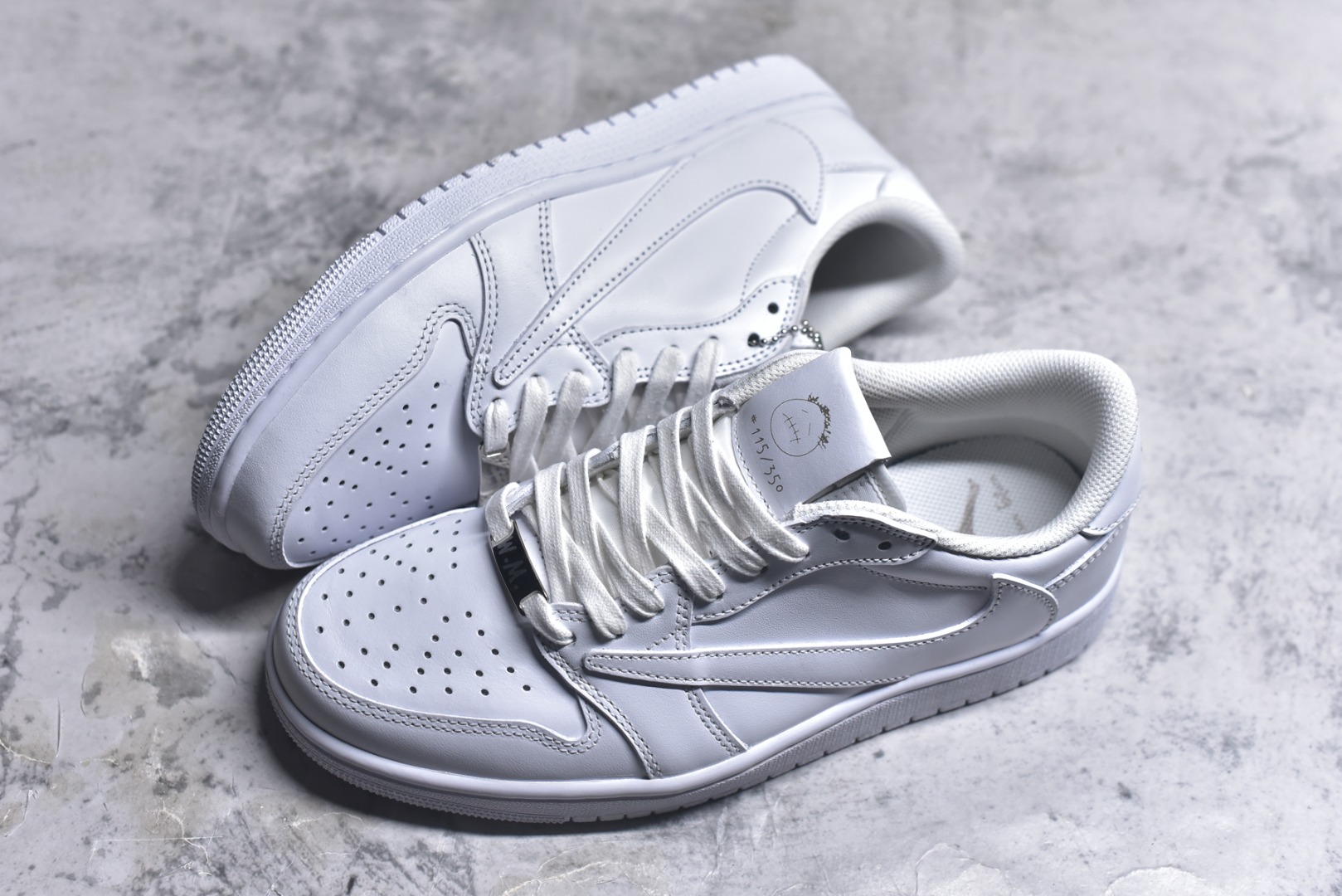 图片[7]-#Travis Scott x Air Jordan AJ1 Low SP TS联名纯白倒钩低帮 TD1228-111 全系列配色 外贸特供批次 新配色不断更新开发 市场中端王者 全套原纸板楦头开发 确保原汁原味 完美呈现一代版型 一比一鞋头弧度高度鞋身弧度 此版本只针对中端市场 细节品控鞋型随意秒杀市面同价位 鞋型完美 不臃肿别扭 头层皮料加持 用料绝不含糊 进口玻璃冲刀皮料裁剪零毛边 电脑针车工艺 超高鞋面清洁度 最高QC检验标准 控制溢胶瑕疵 原盒原配 飞翼3D高频深度立体 工艺方面大到整体鞋型 漏斗收腰 底线拉帮 LOGO立体程度 小到针眼排布 载片对称 冲孔效果 鞋标规范 鞋垫背胶等等 无一不是口碑收割 每双都是一个回头客 尺码：36 36.5 37.5 38 38.5 39 40 40.5 41 42 42.5 43 44 44.5 45 46 47.5-选品中心