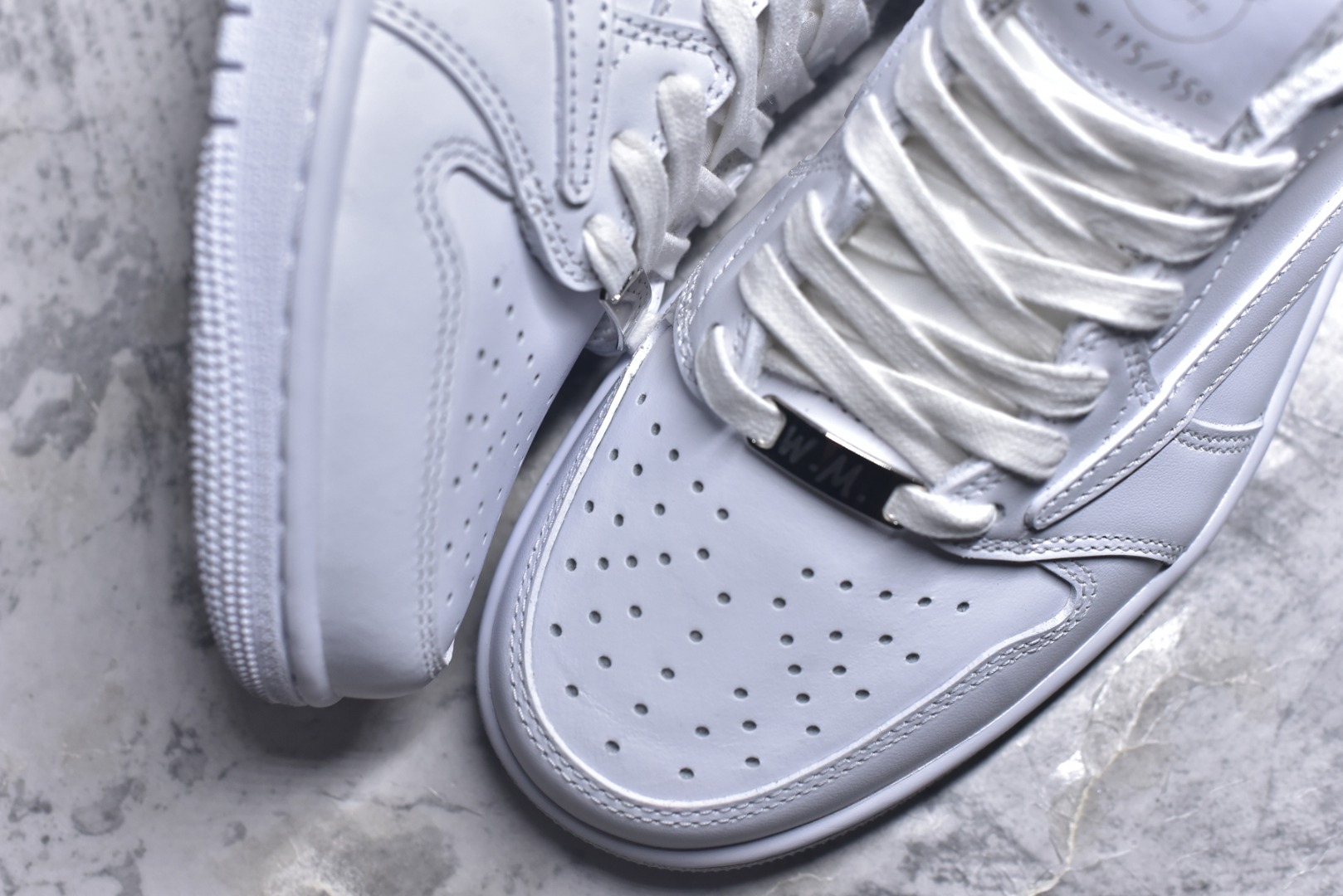 图片[8]-#Travis Scott x Air Jordan AJ1 Low SP TS联名纯白倒钩低帮 TD1228-111 全系列配色 外贸特供批次 新配色不断更新开发 市场中端王者 全套原纸板楦头开发 确保原汁原味 完美呈现一代版型 一比一鞋头弧度高度鞋身弧度 此版本只针对中端市场 细节品控鞋型随意秒杀市面同价位 鞋型完美 不臃肿别扭 头层皮料加持 用料绝不含糊 进口玻璃冲刀皮料裁剪零毛边 电脑针车工艺 超高鞋面清洁度 最高QC检验标准 控制溢胶瑕疵 原盒原配 飞翼3D高频深度立体 工艺方面大到整体鞋型 漏斗收腰 底线拉帮 LOGO立体程度 小到针眼排布 载片对称 冲孔效果 鞋标规范 鞋垫背胶等等 无一不是口碑收割 每双都是一个回头客 尺码：36 36.5 37.5 38 38.5 39 40 40.5 41 42 42.5 43 44 44.5 45 46 47.5-选品中心