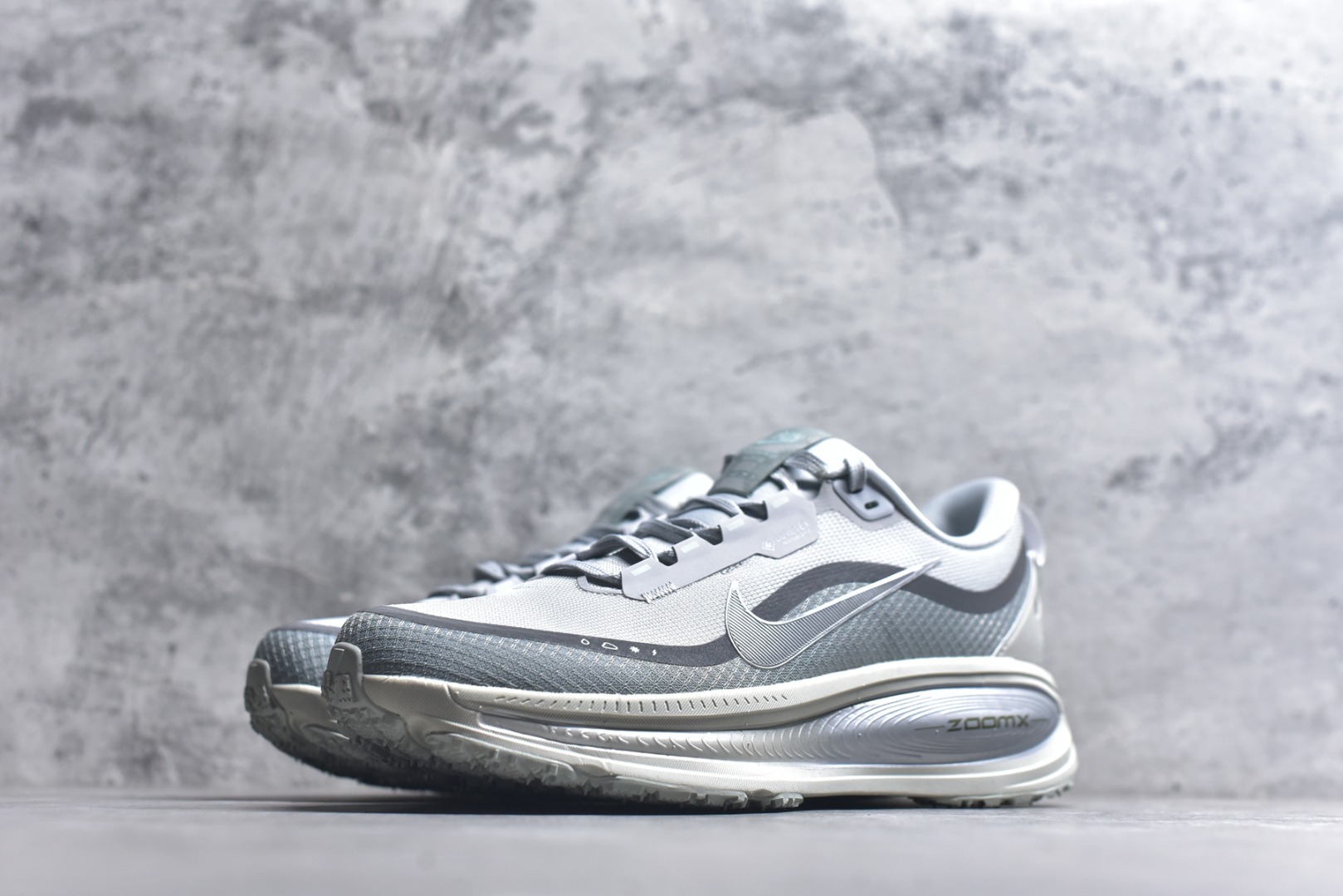 图片[2]-#Nike Air Zoom Vomero 18 GTX 登月18 缓震休闲跑鞋 HQ7001-100 尺码：36-45-选品中心