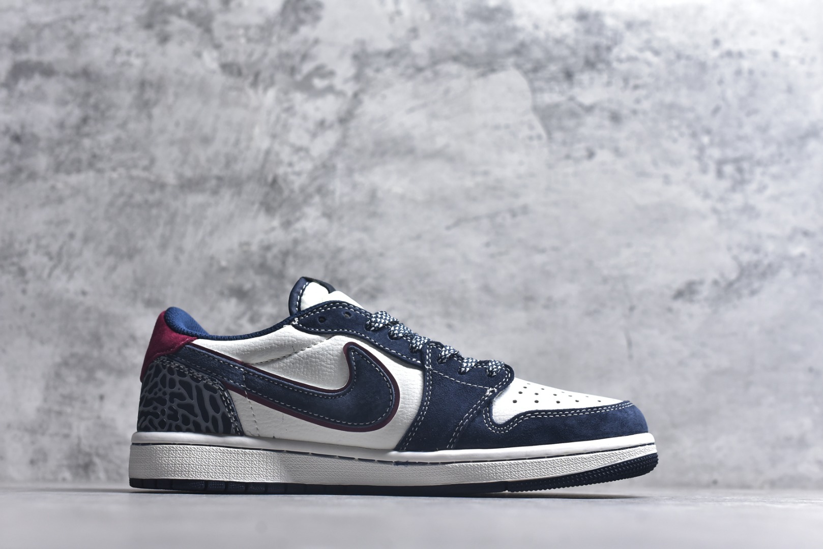 图片[3]-#街头联名，潮范拉满！当Air Jordan 1 Low的传奇鞋型邂逅Stüssy的街头灵魂，这双DZ5899-039联名款成为潮圈瞩目的重磅之作。 藏蓝与纯白的经典撞色打底，细腻的翻毛皮材质勾勒出鞋身的高级质感，酒红线条的点缀瞬间打破沉闷，让视觉层次更具张力。鞋侧的Stüssy字母印花、标志性的品牌吊坠，搭配鞋跟处的迷彩纹路与品牌标识，每一处细节都镌刻着街头潮牌的不羁个性，倒钩设计更是将潮流巧思拉满。经典的AJ1 Low鞋型保留了复古篮球的基因，又因Stüssy的注入焕发出浓郁的街头潮流气息。无论是搭配工装裤打造美式街头风，还是配牛仔裤诠释休闲潮范，这双鞋都能轻松成为造型核心，让你在潮搭中轻松脱颖而出。 尺码：36-45-选品中心