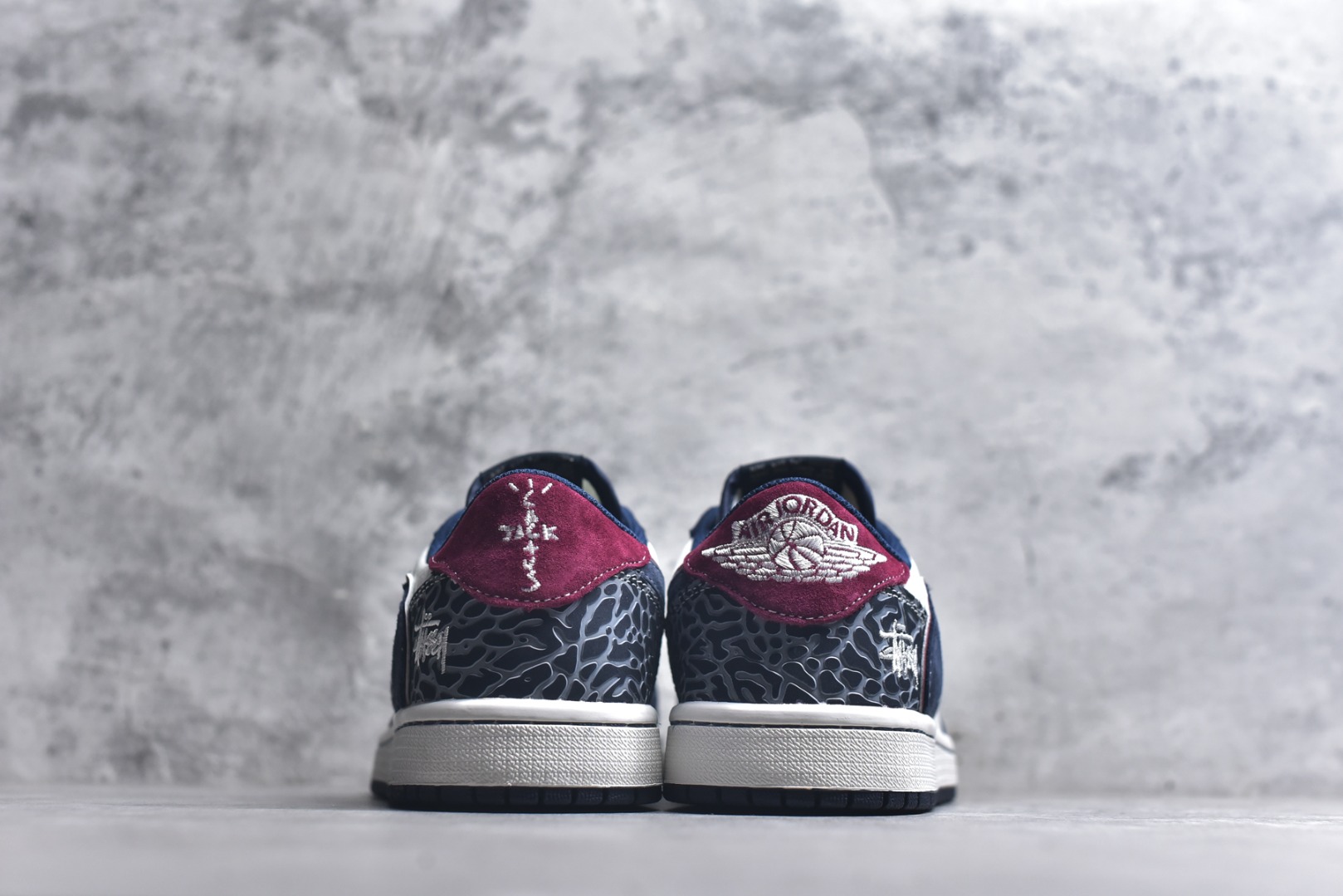 图片[5]-#街头联名，潮范拉满！当Air Jordan 1 Low的传奇鞋型邂逅Stüssy的街头灵魂，这双DZ5899-039联名款成为潮圈瞩目的重磅之作。 藏蓝与纯白的经典撞色打底，细腻的翻毛皮材质勾勒出鞋身的高级质感，酒红线条的点缀瞬间打破沉闷，让视觉层次更具张力。鞋侧的Stüssy字母印花、标志性的品牌吊坠，搭配鞋跟处的迷彩纹路与品牌标识，每一处细节都镌刻着街头潮牌的不羁个性，倒钩设计更是将潮流巧思拉满。经典的AJ1 Low鞋型保留了复古篮球的基因，又因Stüssy的注入焕发出浓郁的街头潮流气息。无论是搭配工装裤打造美式街头风，还是配牛仔裤诠释休闲潮范，这双鞋都能轻松成为造型核心，让你在潮搭中轻松脱颖而出。 尺码：36-45-选品中心