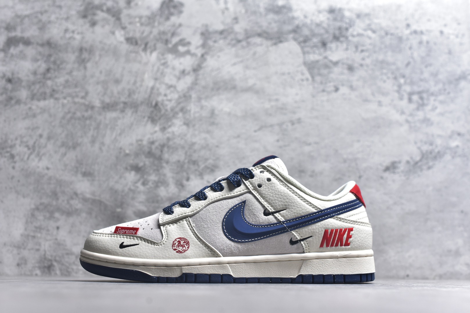 #Nk SB Dunk Low Supreme联名-米白3D藏蓝勾 周年高端定制 低帮休闲板鞋 FC1688-204 #定制鞋盒 大厂纯原品质出货 超高清洁度 皮料切割干净无任何毛边 细节完美 尺码：36 36.5 37.5 38 38.5 39 40 40.5 41 42 42.5 43 44 44.5 45 9.E5-选品中心