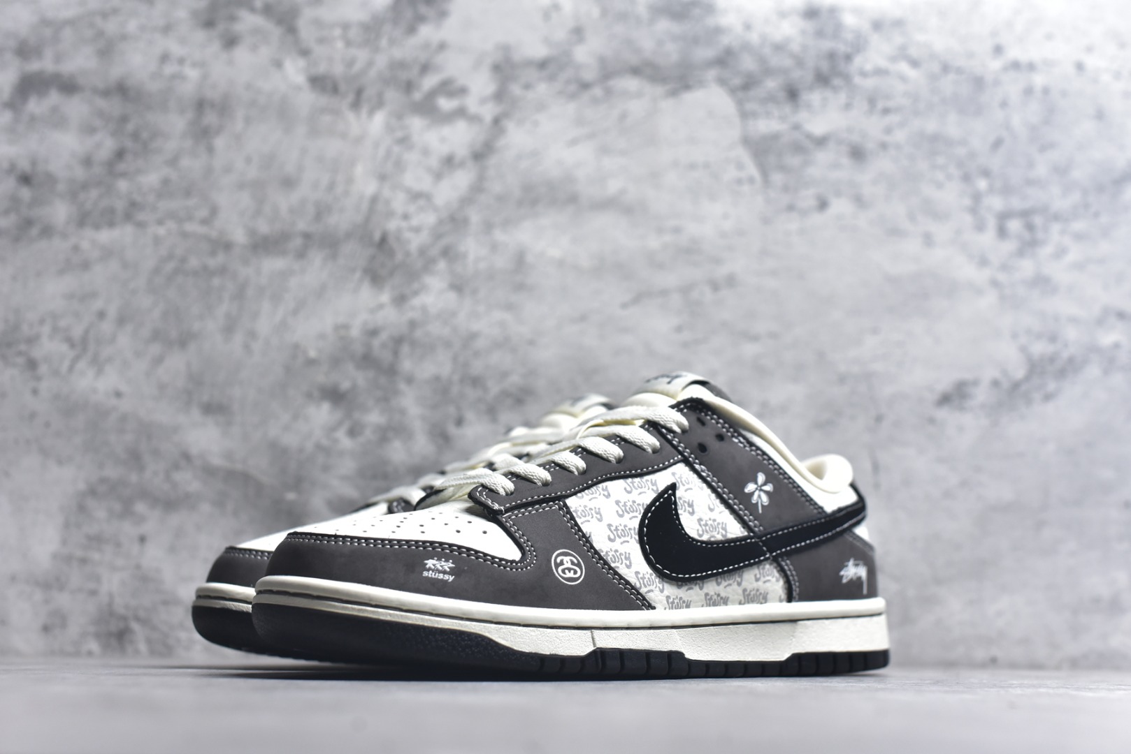 图片[2]-#Nike SB Dunk Low \”斯图西联名“——白灰” 高端定制 低帮休闲板鞋 定制鞋盒 高级夜光效果，Ortholite鞋垫透气防臭 大厂纯原品质出货 超高清洁度 皮料切割干净无任何毛边 细节完美 货号：YF9511-914 尺码：36 36.5 37.5 38 38.5 39 40 40.5 41 42 42.5 43 44 44.5 45-选品中心