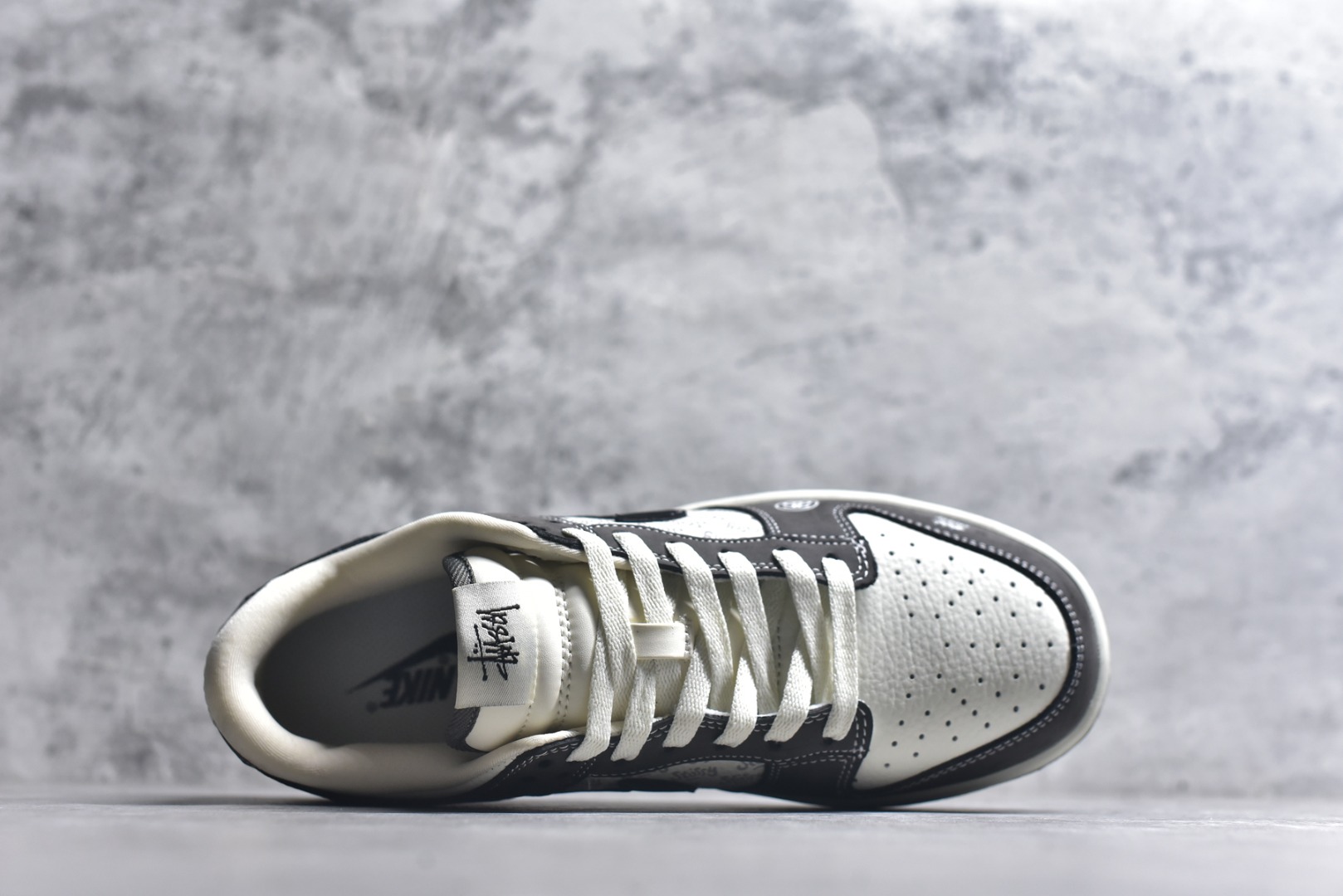 图片[4]-#Nike SB Dunk Low \”斯图西联名“——白灰” 高端定制 低帮休闲板鞋 定制鞋盒 高级夜光效果，Ortholite鞋垫透气防臭 大厂纯原品质出货 超高清洁度 皮料切割干净无任何毛边 细节完美 货号：YF9511-914 尺码：36 36.5 37.5 38 38.5 39 40 40.5 41 42 42.5 43 44 44.5 45-选品中心