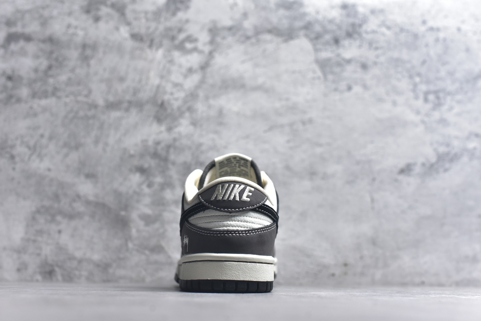 图片[5]-#Nike SB Dunk Low \”斯图西联名“——白灰” 高端定制 低帮休闲板鞋 定制鞋盒 高级夜光效果，Ortholite鞋垫透气防臭 大厂纯原品质出货 超高清洁度 皮料切割干净无任何毛边 细节完美 货号：YF9511-914 尺码：36 36.5 37.5 38 38.5 39 40 40.5 41 42 42.5 43 44 44.5 45-选品中心