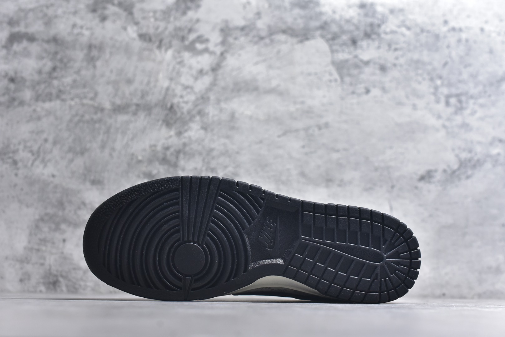 图片[6]-#Nike SB Dunk Low \”斯图西联名“——白灰” 高端定制 低帮休闲板鞋 定制鞋盒 高级夜光效果，Ortholite鞋垫透气防臭 大厂纯原品质出货 超高清洁度 皮料切割干净无任何毛边 细节完美 货号：YF9511-914 尺码：36 36.5 37.5 38 38.5 39 40 40.5 41 42 42.5 43 44 44.5 45-选品中心