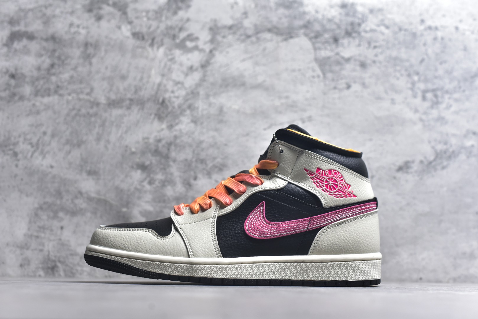 #Nike Air Jordan 1 Mid AJ1 “白黑粉”低帮文化篮球鞋 完美品质出货 细节如图所示 鞋面切割工整 冲孔整齐干净 中底拉帮线 整体清洁度非常好 货号：IB7007 107 尺码：36-46-选品中心
