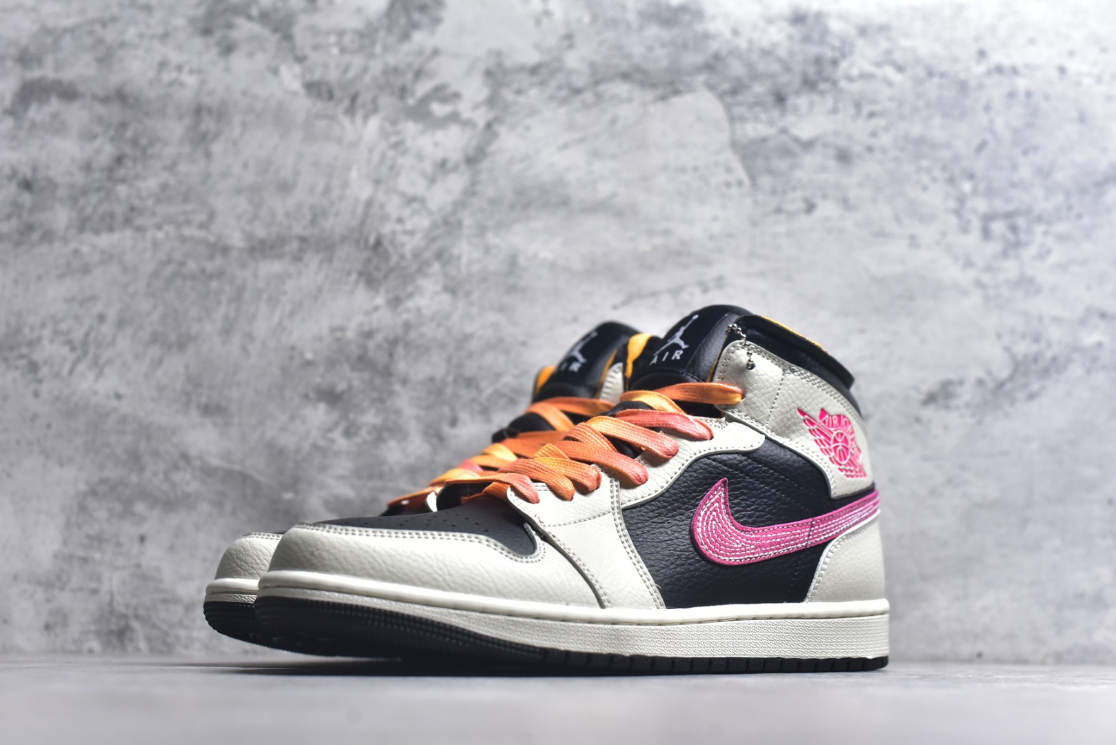 图片[2]-#Nike Air Jordan 1 Mid AJ1 “白黑粉”低帮文化篮球鞋 完美品质出货 细节如图所示 鞋面切割工整 冲孔整齐干净 中底拉帮线 整体清洁度非常好 货号：IB7007 107 尺码：36-46-选品中心