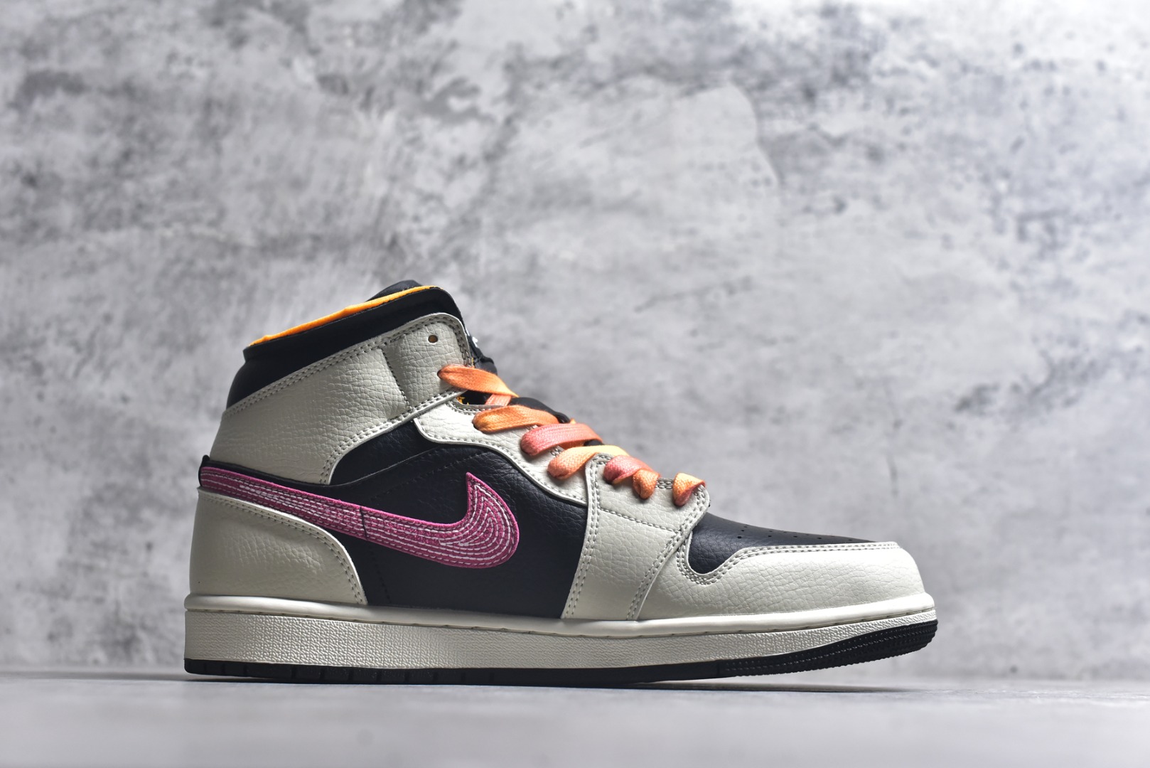 图片[3]-#Nike Air Jordan 1 Mid AJ1 “白黑粉”低帮文化篮球鞋 完美品质出货 细节如图所示 鞋面切割工整 冲孔整齐干净 中底拉帮线 整体清洁度非常好 货号：IB7007 107 尺码：36-46-选品中心