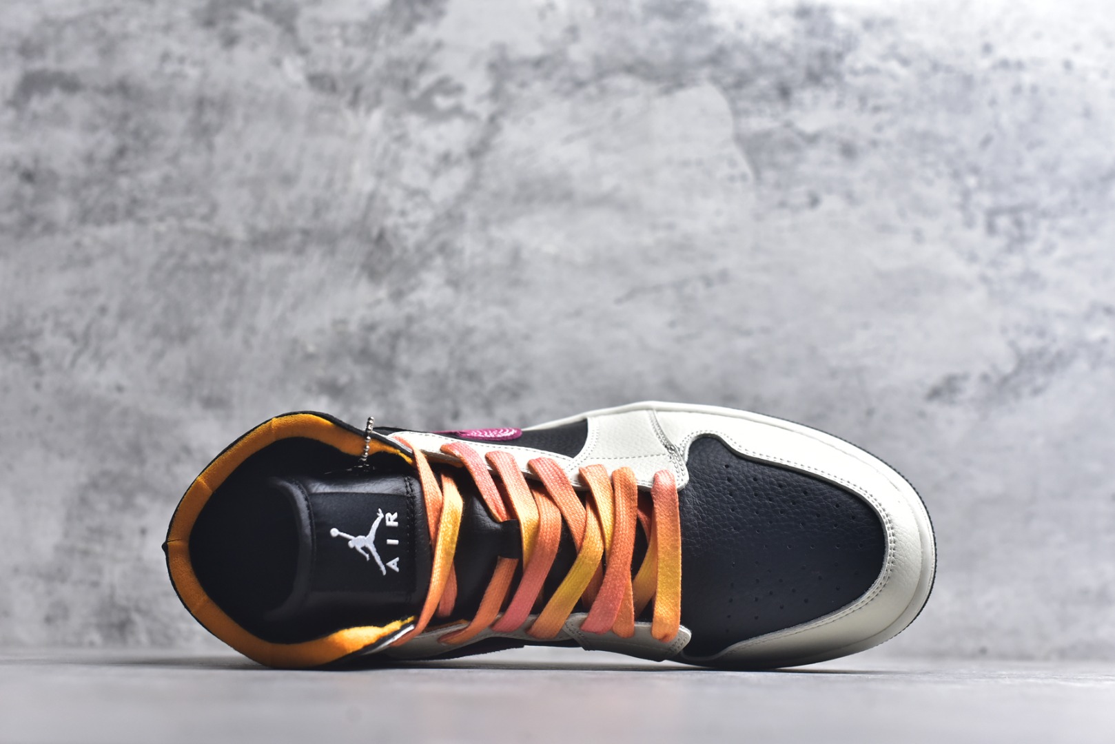 图片[4]-#Nike Air Jordan 1 Mid AJ1 “白黑粉”低帮文化篮球鞋 完美品质出货 细节如图所示 鞋面切割工整 冲孔整齐干净 中底拉帮线 整体清洁度非常好 货号：IB7007 107 尺码：36-46-选品中心