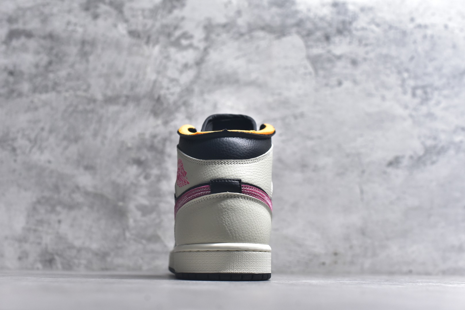 图片[5]-#Nike Air Jordan 1 Mid AJ1 “白黑粉”低帮文化篮球鞋 完美品质出货 细节如图所示 鞋面切割工整 冲孔整齐干净 中底拉帮线 整体清洁度非常好 货号：IB7007 107 尺码：36-46-选品中心