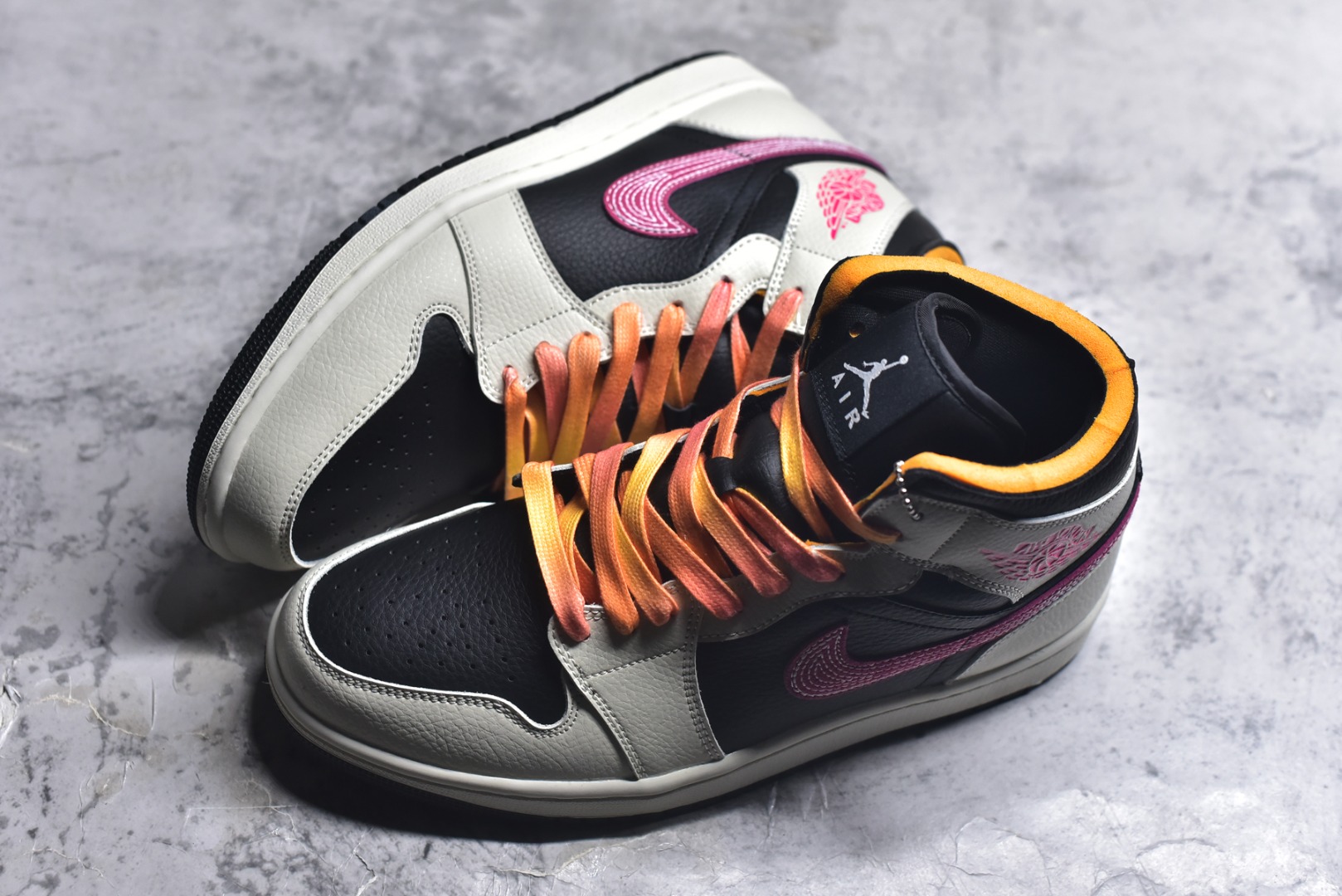 图片[7]-#Nike Air Jordan 1 Mid AJ1 “白黑粉”低帮文化篮球鞋 完美品质出货 细节如图所示 鞋面切割工整 冲孔整齐干净 中底拉帮线 整体清洁度非常好 货号：IB7007 107 尺码：36-46-选品中心