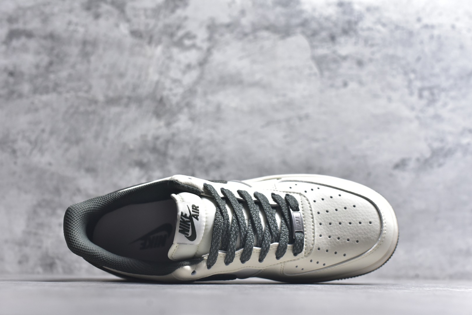 图片[4]-#海外限量发售！公司级NIke Air Force 1 \’07 Low “NIKE-树纹墨绿”空军一号 低帮 运动鞋 休闲鞋 折边针车 工艺难度大 原楦头原纸板 原装鞋盒 定制五金配件 内置全掌气垫 原厂鞋底 货号：SM6668-125 尺码：36 36.5 37.5 38 38.5 39 40 40.5 41 42 42.5 43 44 44.5 45-选品中心