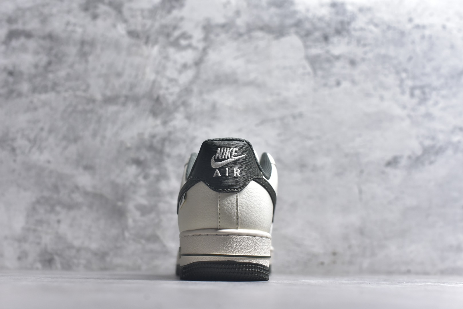 图片[5]-#海外限量发售！公司级NIke Air Force 1 \’07 Low “NIKE-树纹墨绿”空军一号 低帮 运动鞋 休闲鞋 折边针车 工艺难度大 原楦头原纸板 原装鞋盒 定制五金配件 内置全掌气垫 原厂鞋底 货号：SM6668-125 尺码：36 36.5 37.5 38 38.5 39 40 40.5 41 42 42.5 43 44 44.5 45-选品中心