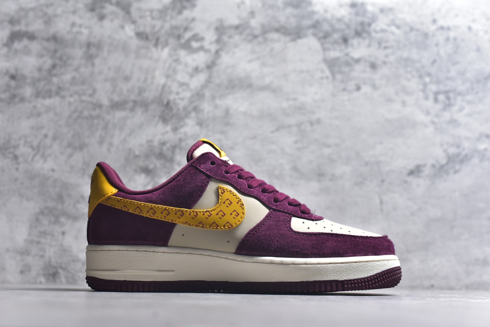 图片[3]-#马年限定限量发售❗️高端定制 Nike Air Force 1 \’07 Low “马年限定联名—— 酒红金钩” 高端定制 低帮休闲板鞋 定制鞋盒 大厂纯原品质出货 超高清洁度 皮料切割干净无任何毛边 细节完美 货号：KD1688-003 尺码：36 36.5 37.5 38 38.5 39 40 40.5 41 42 42.5 43 44 44.5 45-选品中心