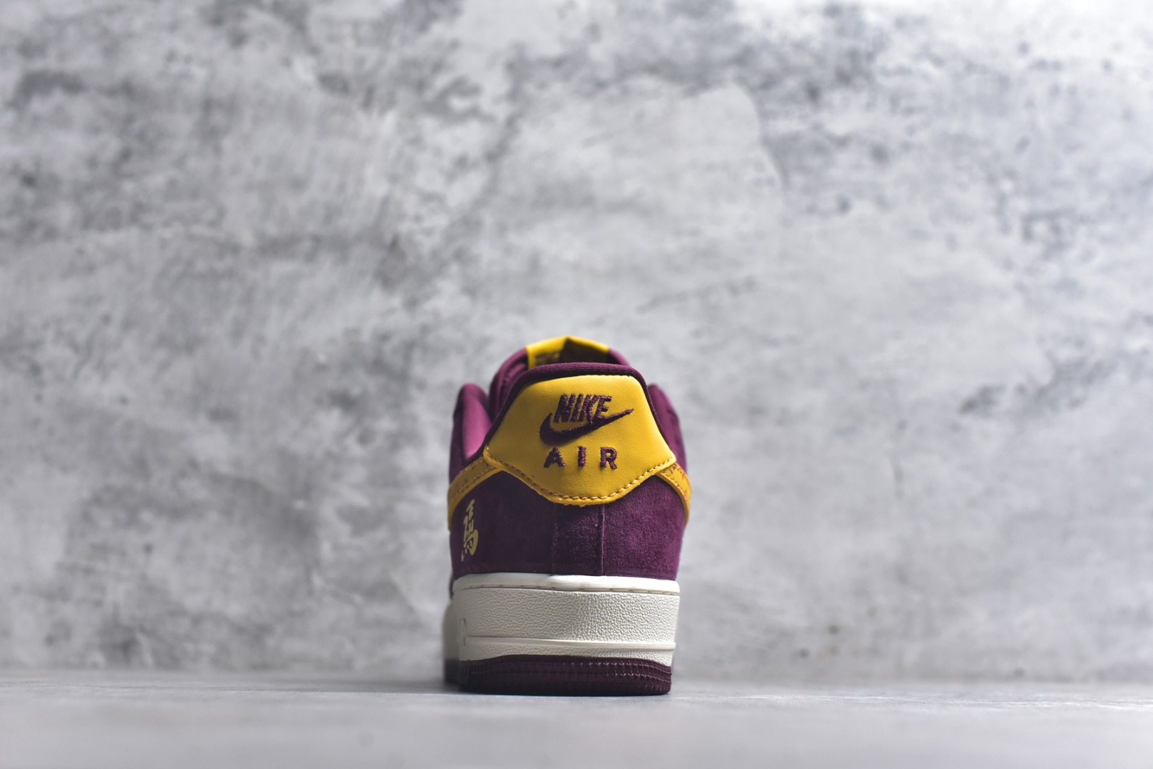 图片[5]-#马年限定限量发售❗️高端定制 Nike Air Force 1 \’07 Low “马年限定联名—— 酒红金钩” 高端定制 低帮休闲板鞋 定制鞋盒 大厂纯原品质出货 超高清洁度 皮料切割干净无任何毛边 细节完美 货号：KD1688-003 尺码：36 36.5 37.5 38 38.5 39 40 40.5 41 42 42.5 43 44 44.5 45-选品中心